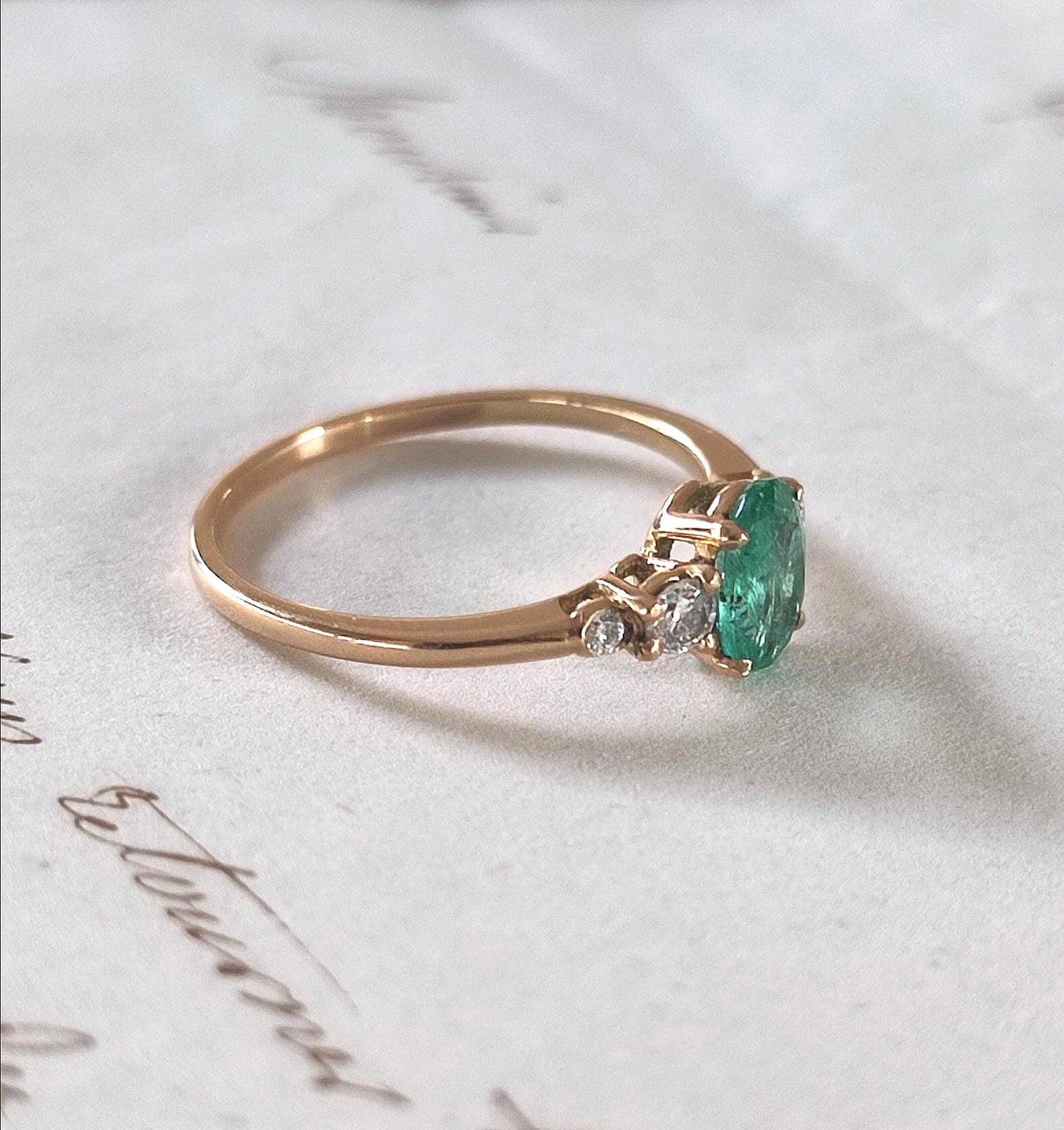 Bague solitaire vintage en or jaune 18K émeraude ovale 0,7 ct et diamants brillants