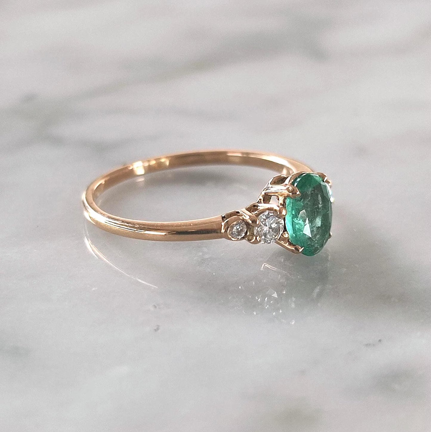 Bague solitaire vintage en or jaune 18K émeraude ovale 0,7 ct et diamants brillants