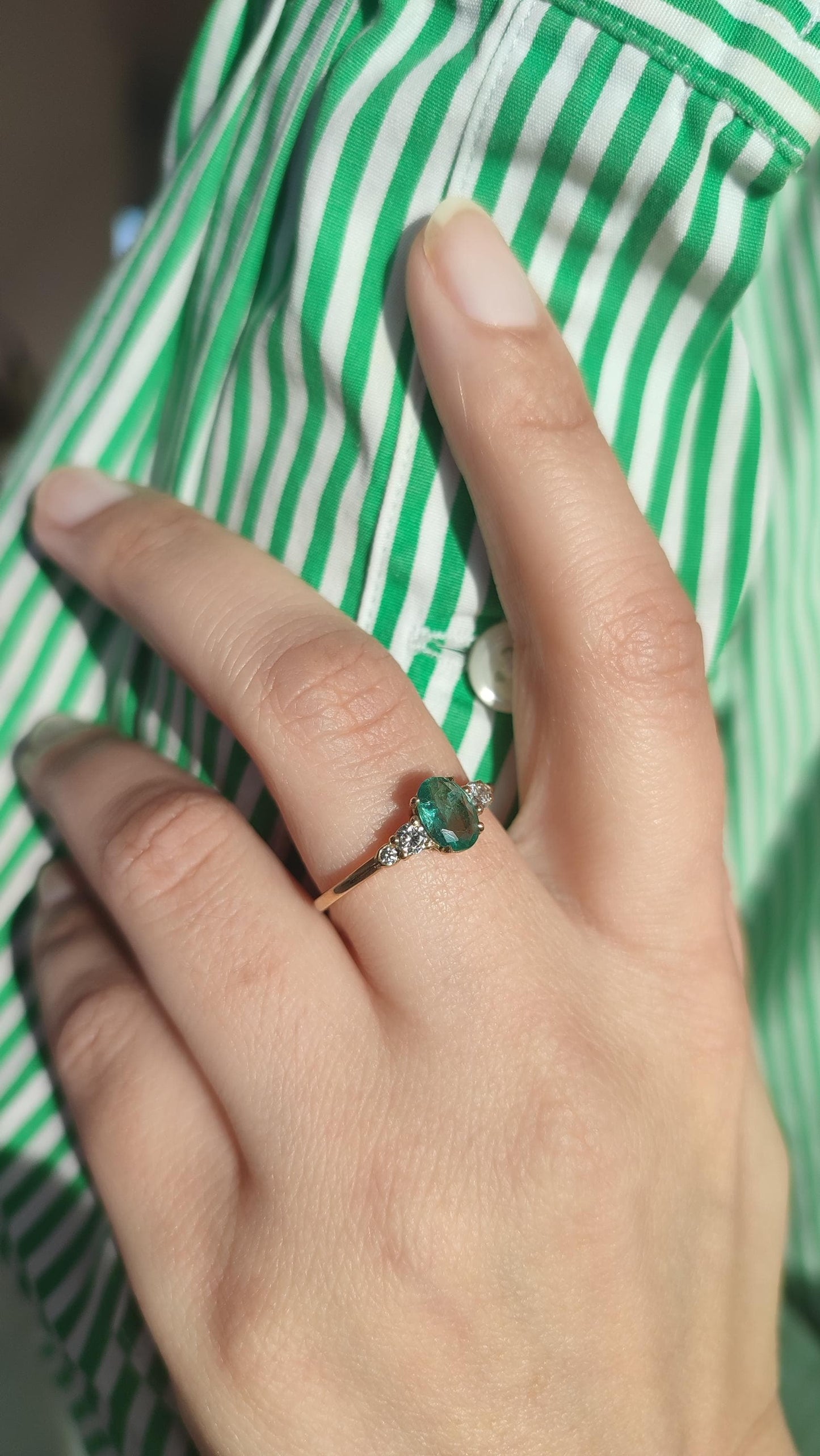 Bague solitaire vintage en or jaune 18K émeraude ovale 0,7 ct et diamants brillants