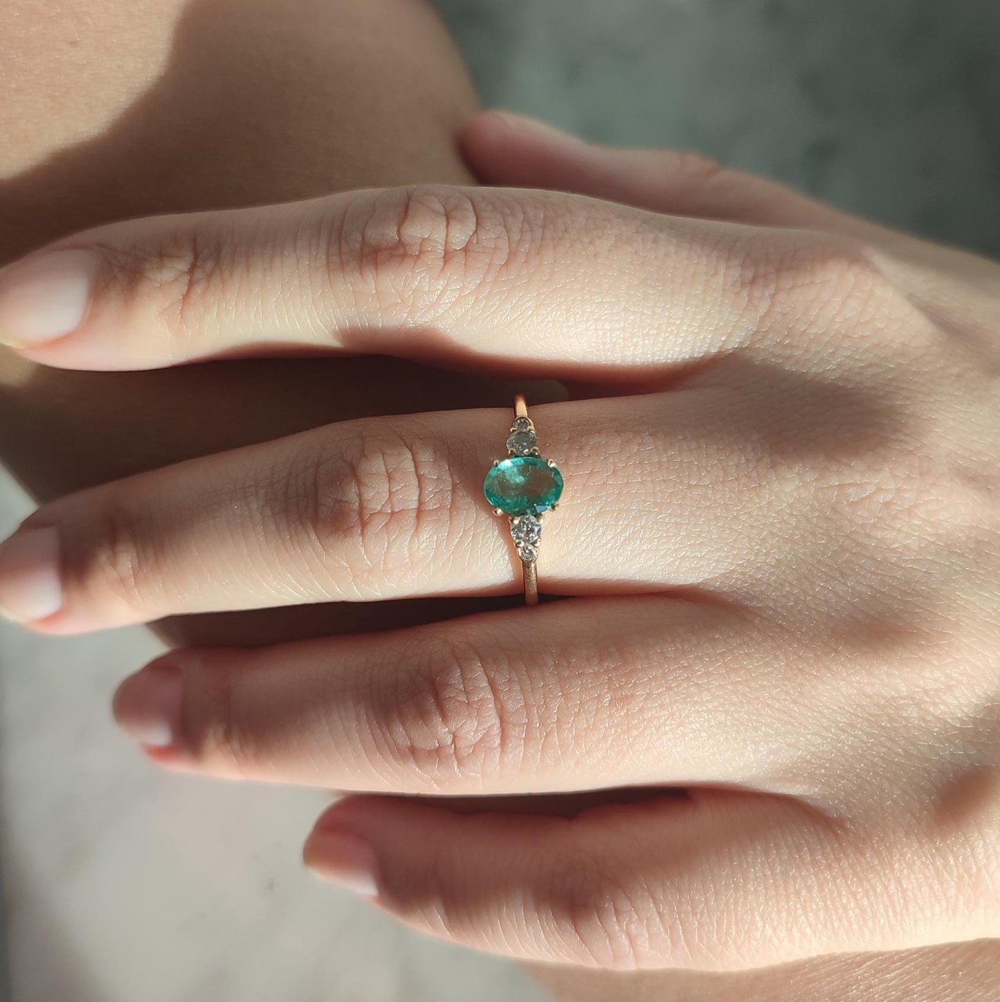 Bague solitaire vintage en or jaune 18K émeraude ovale 0,7 ct et diamants brillants