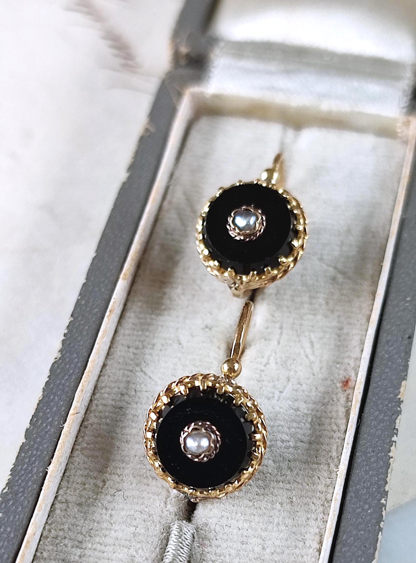 Boucles d’oreilles dormeuses anciennes or 18K onyx et perles fines, Napoléon III XIXe siècle