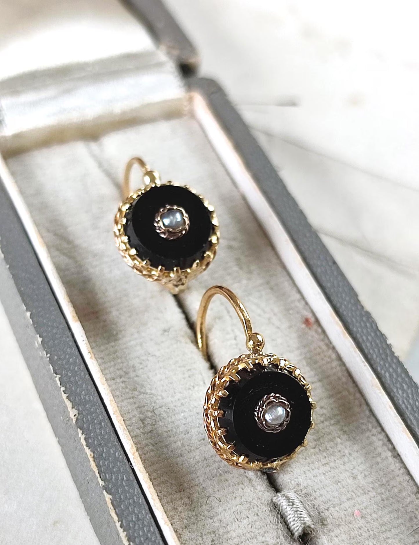 Boucles d’oreilles dormeuses anciennes or 18K onyx et perles fines, Napoléon III XIXe siècle