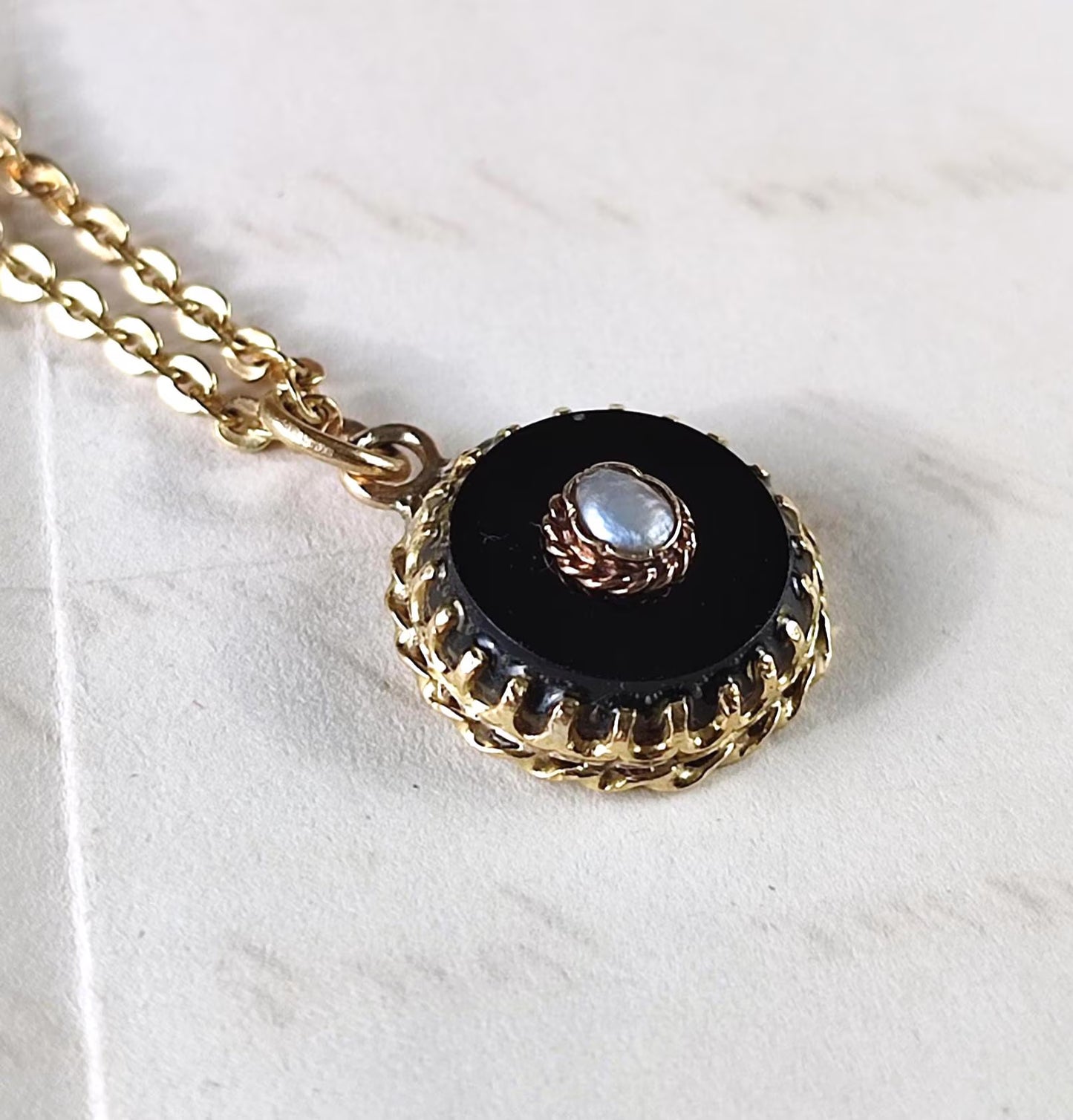 Pendentif ancien Napoléon III en or 18K, onyx noir et perle fine – ancienne épingle XIXe transformée