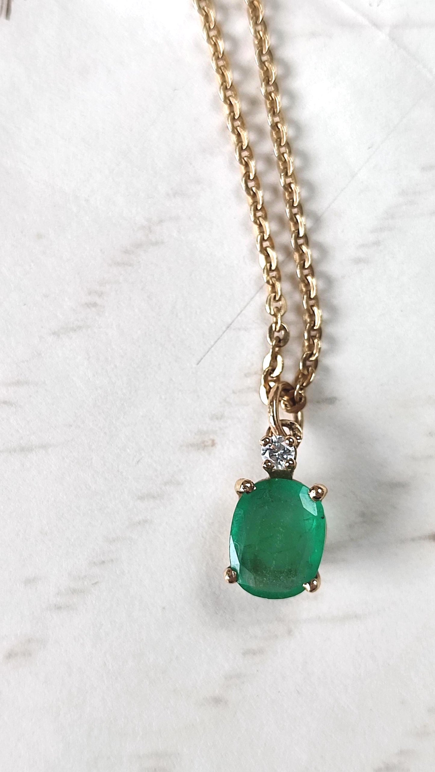 Pendentif en or jaune 18K, émeraude ovale env. 1,7 ct et diamant – bijou fin et élégant