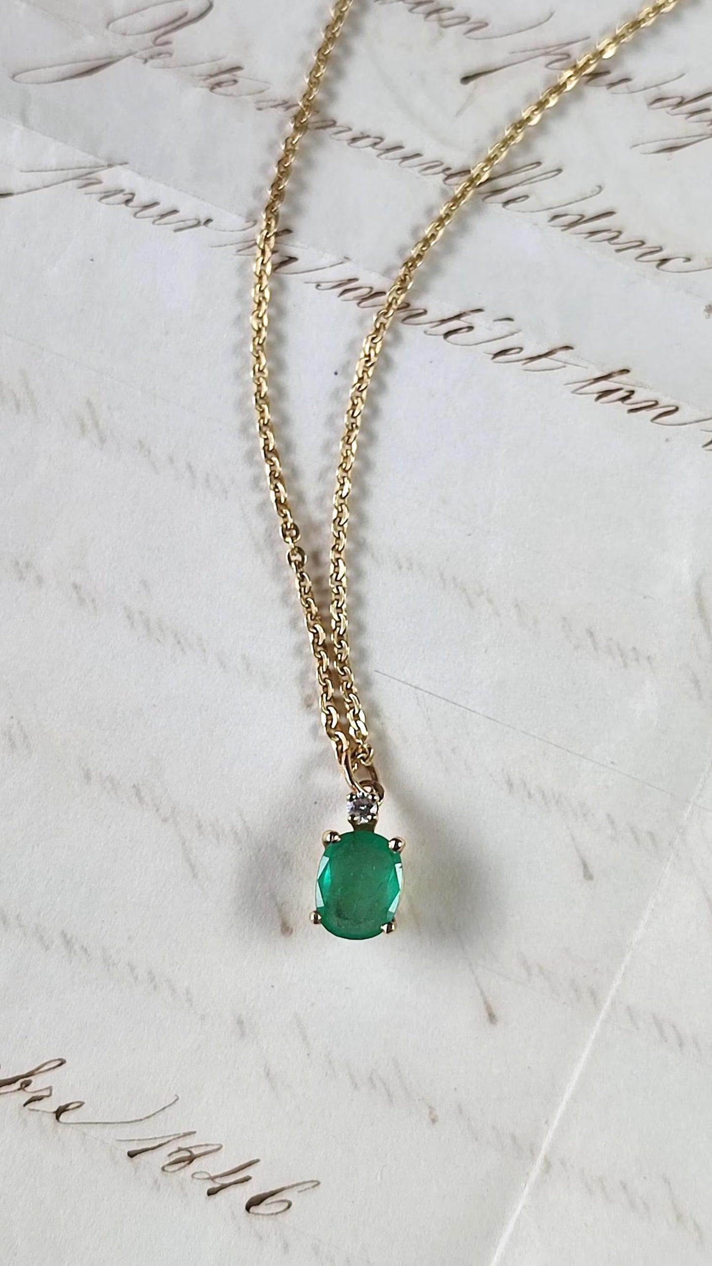Pendentif en or jaune 18K, émeraude ovale env. 1,7 ct et diamant – bijou fin et élégant