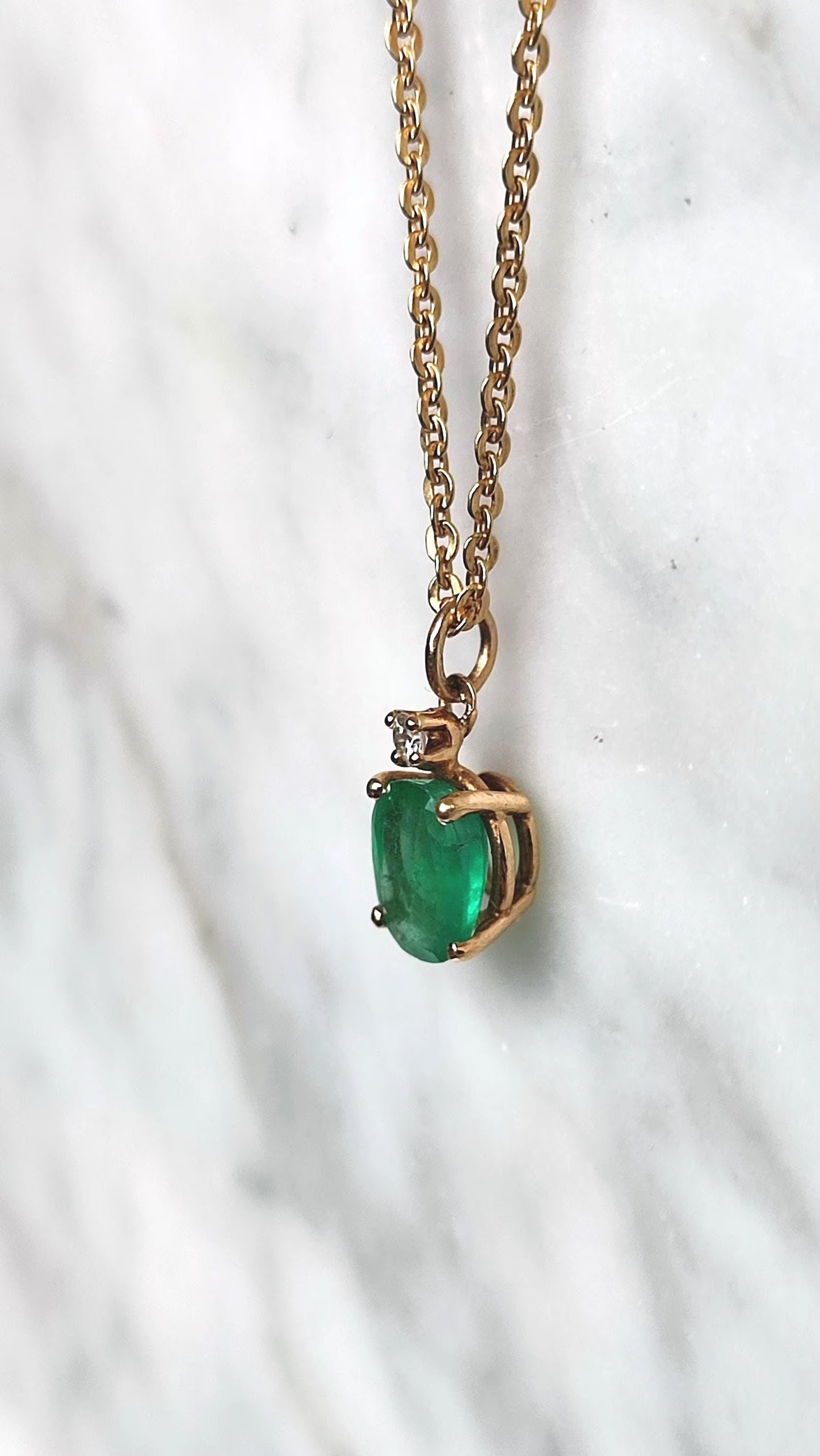 Pendentif en or jaune 18K, émeraude ovale env. 1,7 ct et diamant – bijou fin et élégant