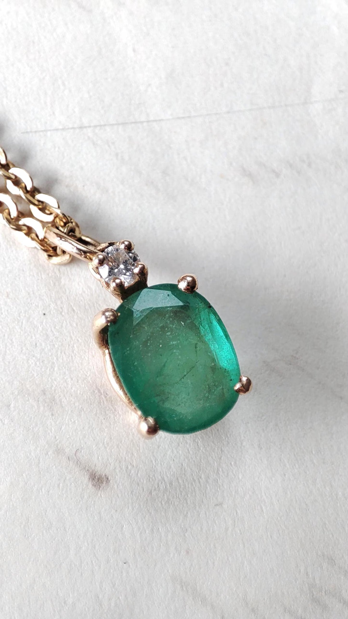 Pendentif en or jaune 18K, émeraude ovale env. 1,7 ct et diamant – bijou fin et élégant