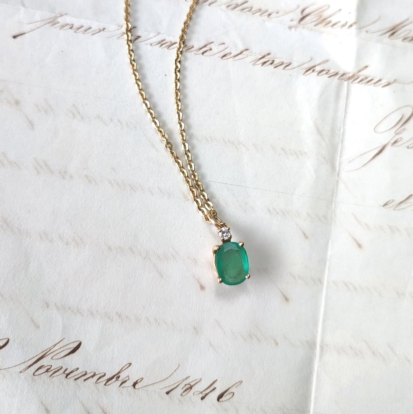 Pendentif en or jaune 18K, émeraude ovale env. 1,7 ct et diamant – bijou fin et élégant