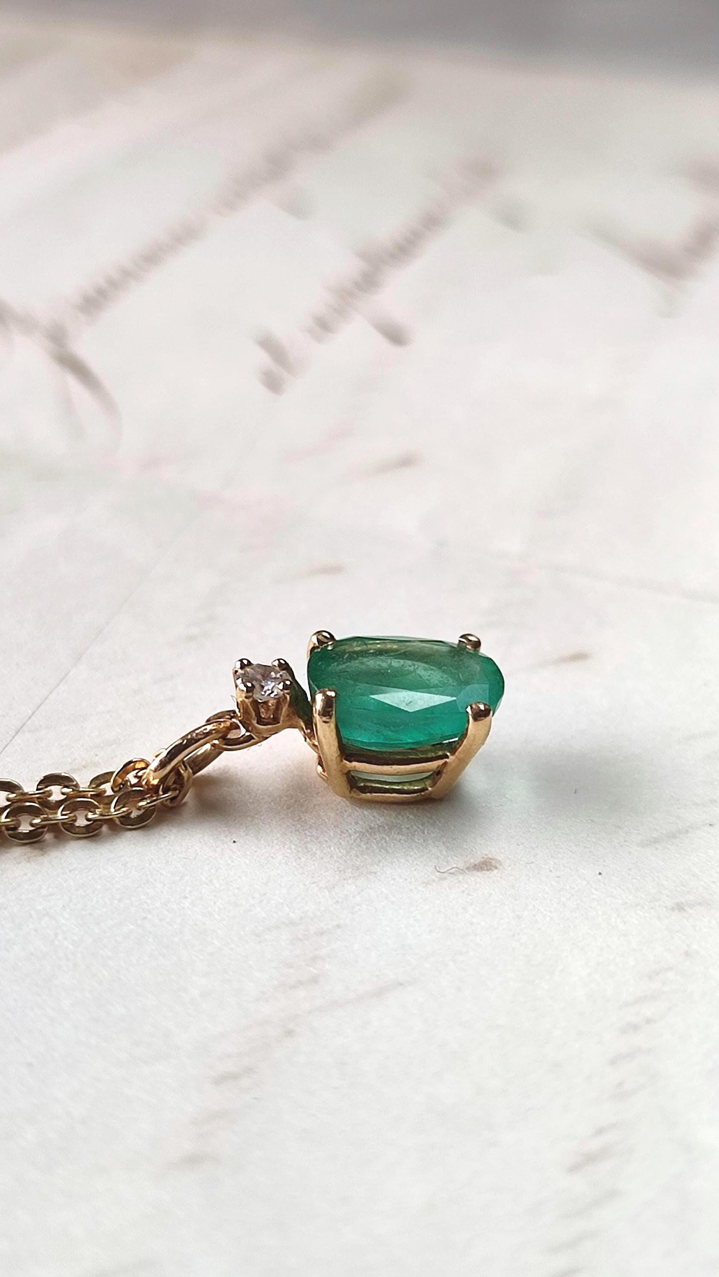 Pendentif en or jaune 18K, émeraude ovale env. 1,7 ct et diamant – bijou fin et élégant