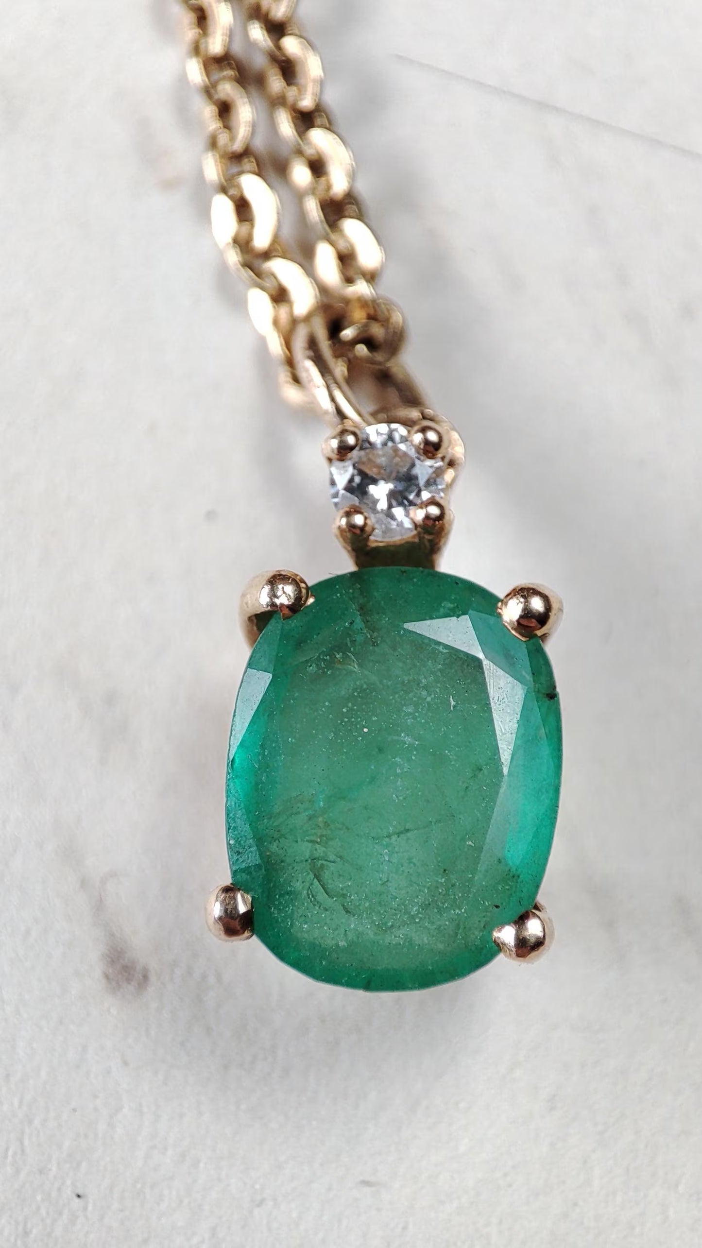 Pendentif en or jaune 18K, émeraude ovale env. 1,7 ct et diamant – bijou fin et élégant