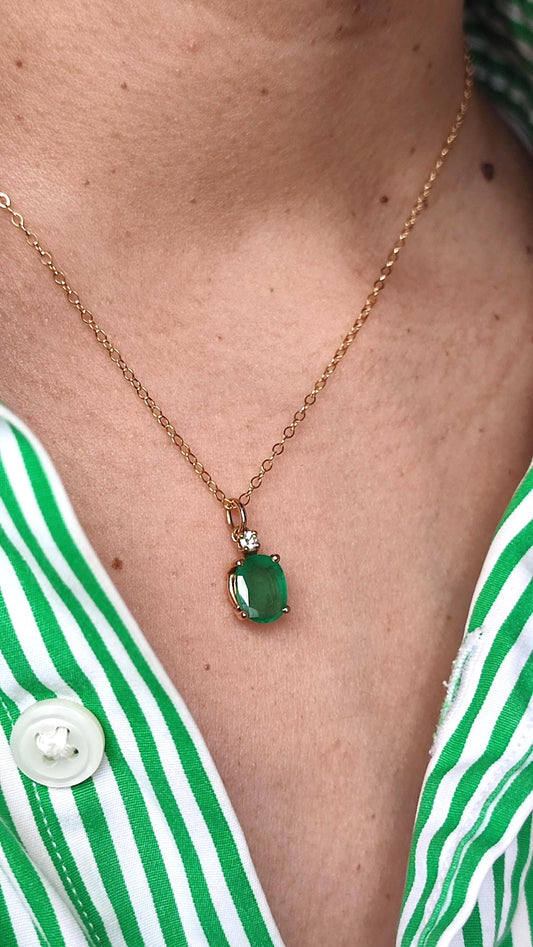 Pendentif en or jaune 18K, émeraude ovale env. 1,7 ct et diamant – bijou fin et élégant