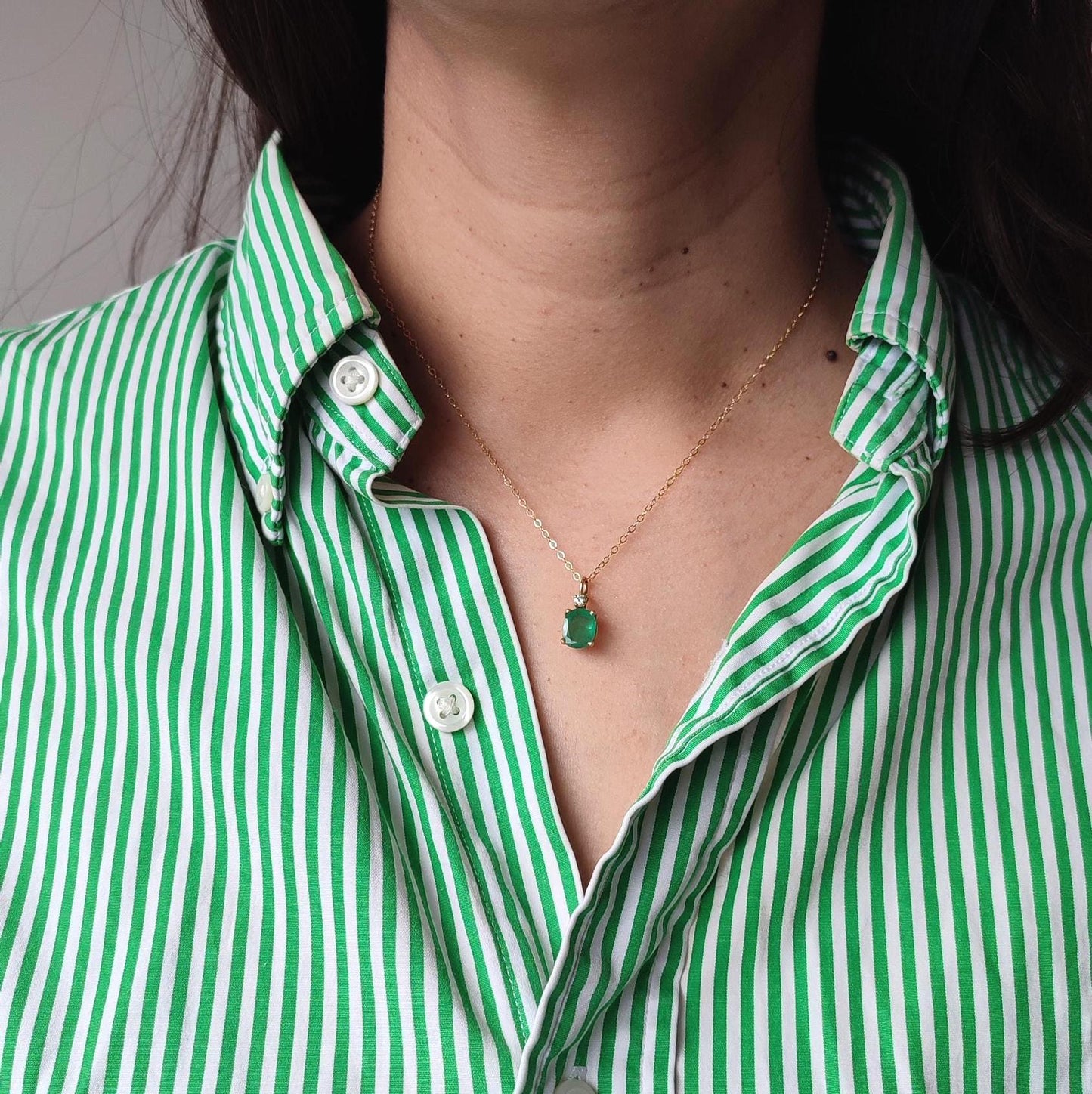 Pendentif en or jaune 18K, émeraude ovale env. 1,7 ct et diamant – bijou fin et élégant