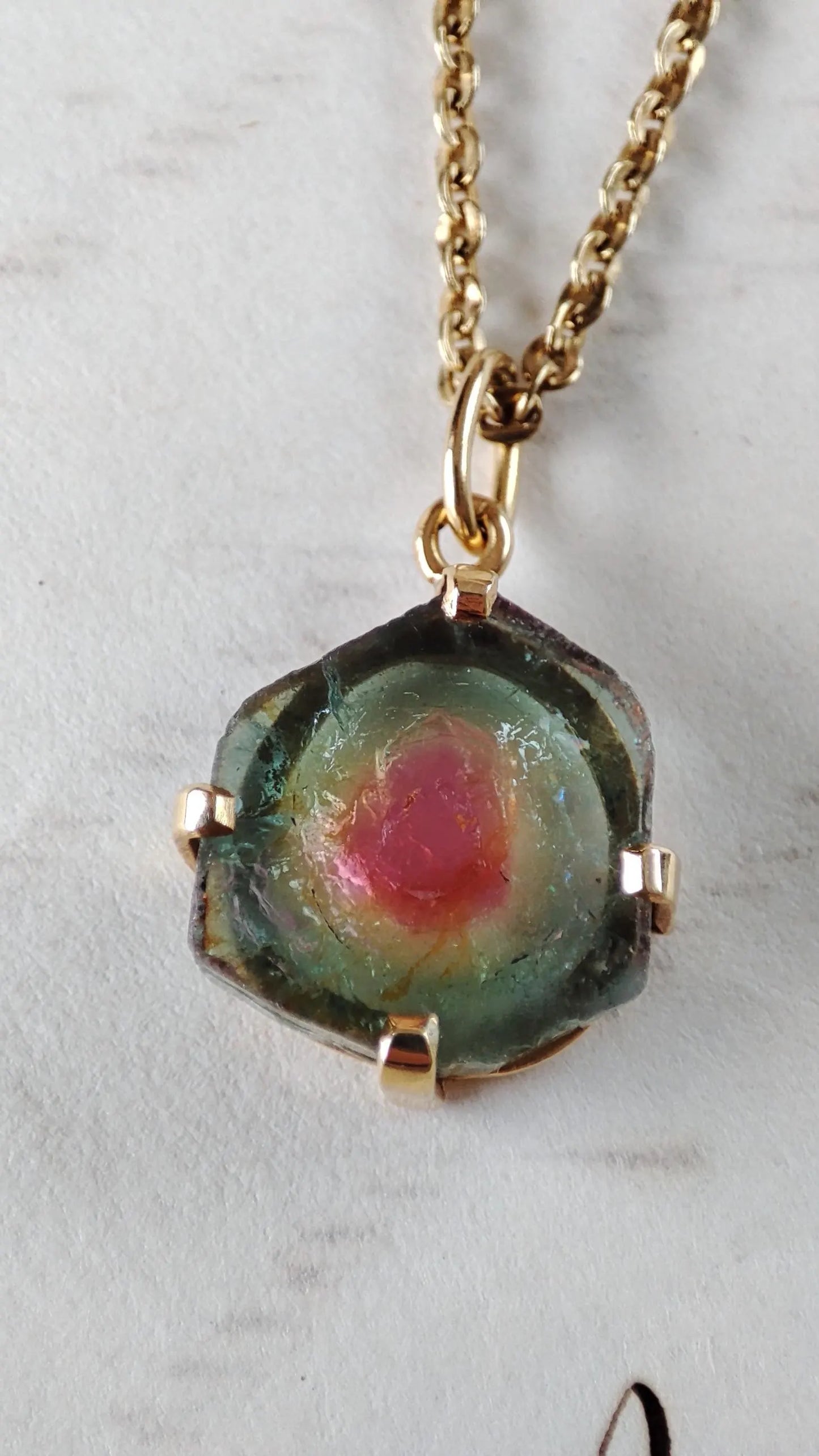 Pendentif vintage tourmaline watermelon naturelle en or 18K – tranche de tourmaline rose et verte