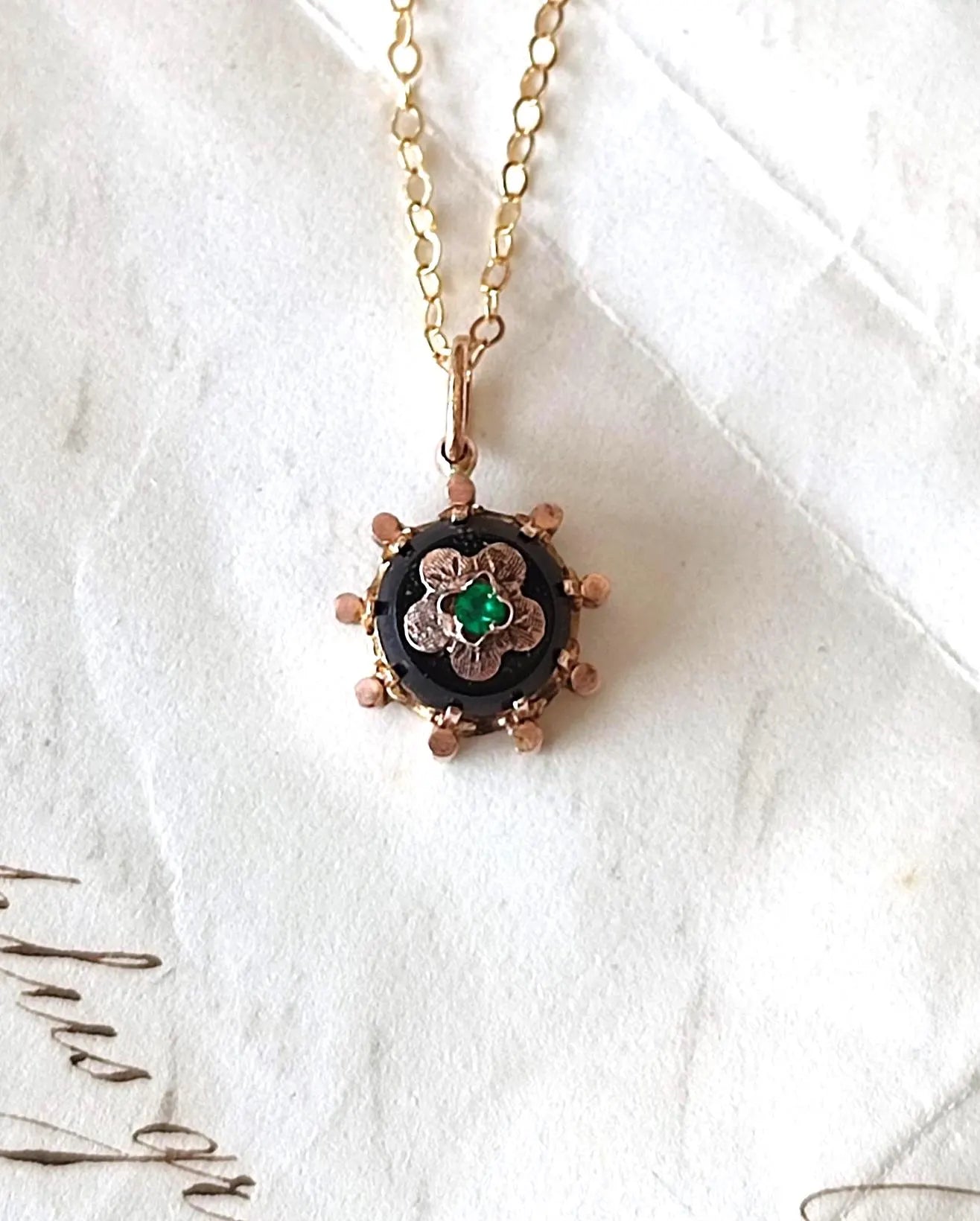 Pendentif Napoléon III en or 18 carats, onyx et émeraude