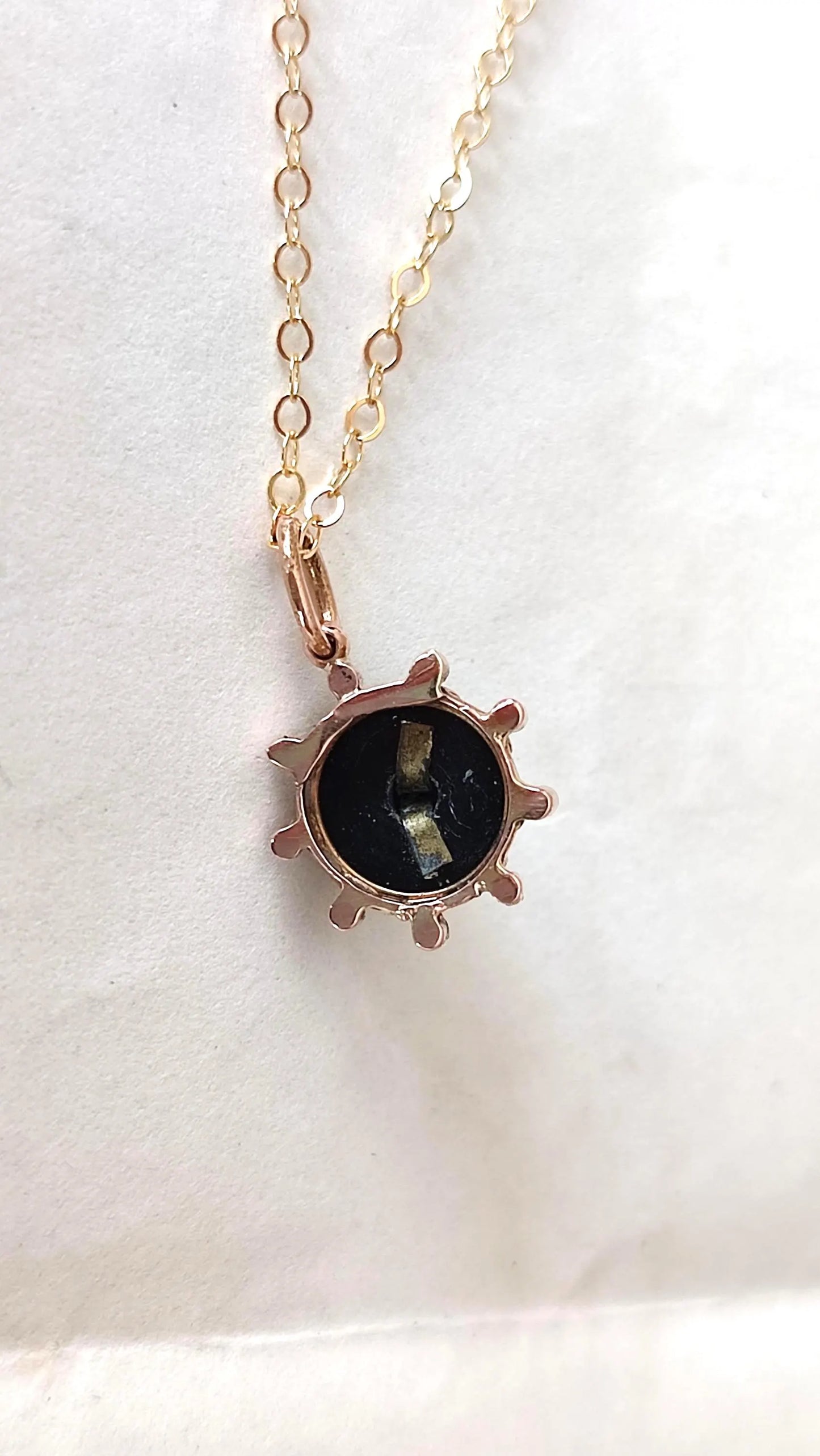 Pendentif Napoléon III en or 18 carats, onyx et émeraude