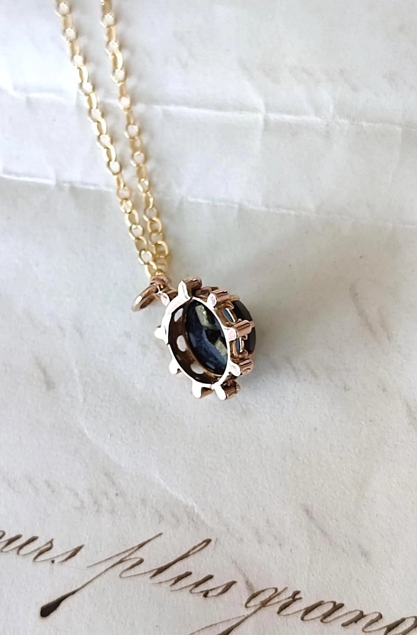 Pendentif Napoléon III en or 18 carats, onyx et émeraude