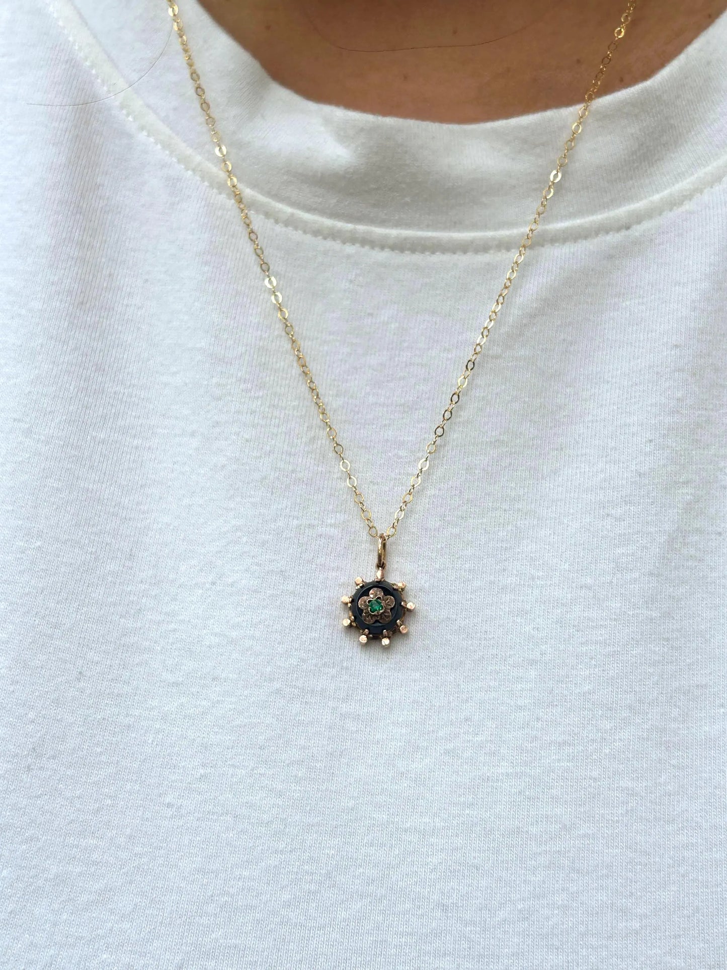 Pendentif Napoléon III en or 18 carats, onyx et émeraude