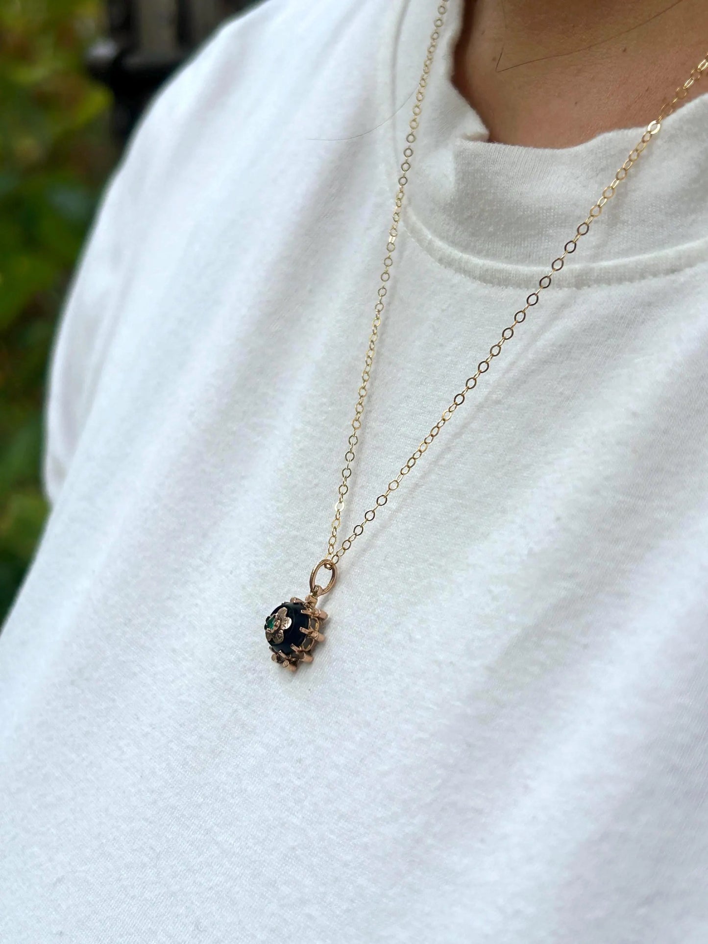 Pendentif Napoléon III en or 18 carats, onyx et émeraude