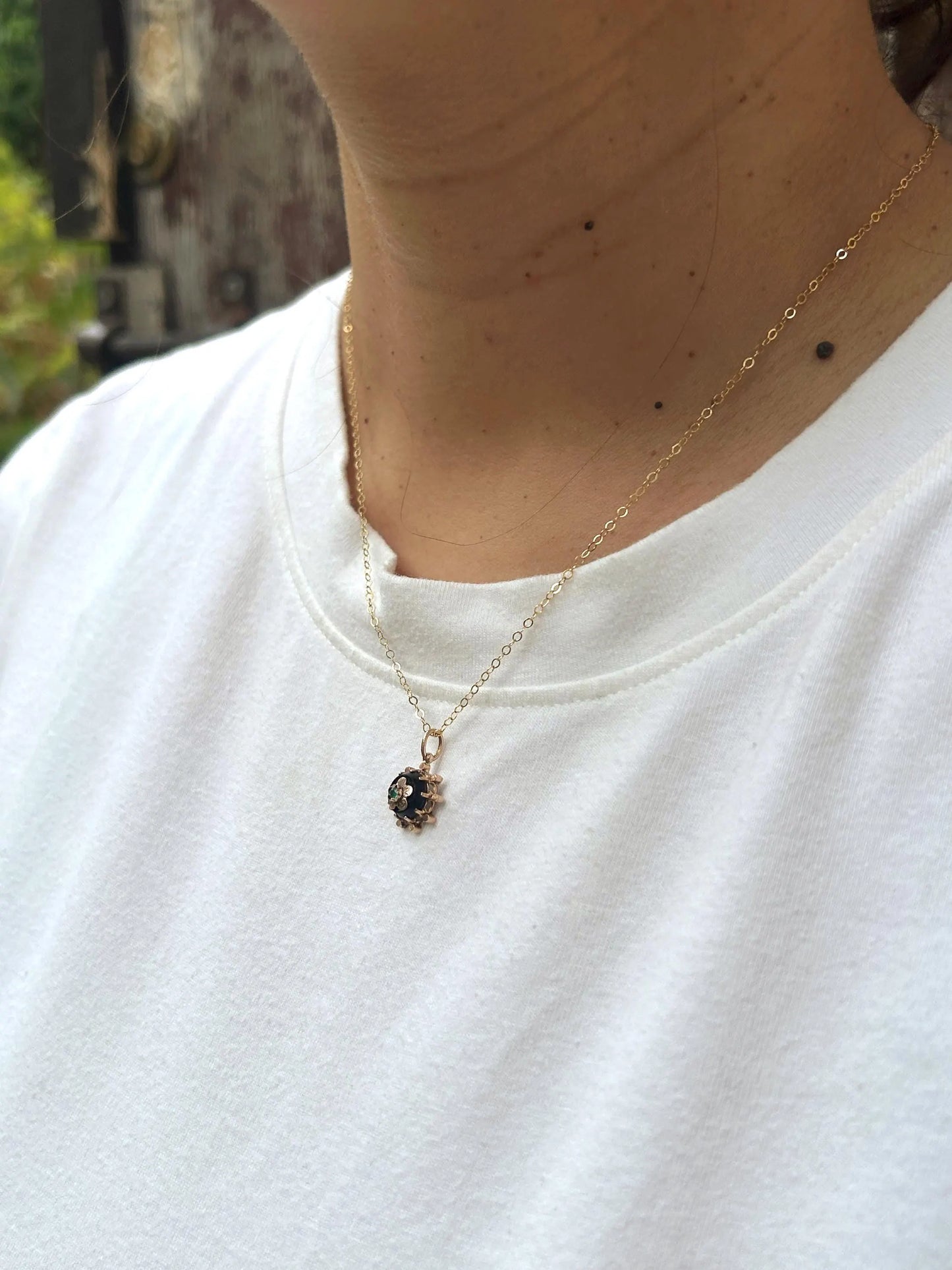 Pendentif Napoléon III en or 18 carats, onyx et émeraude