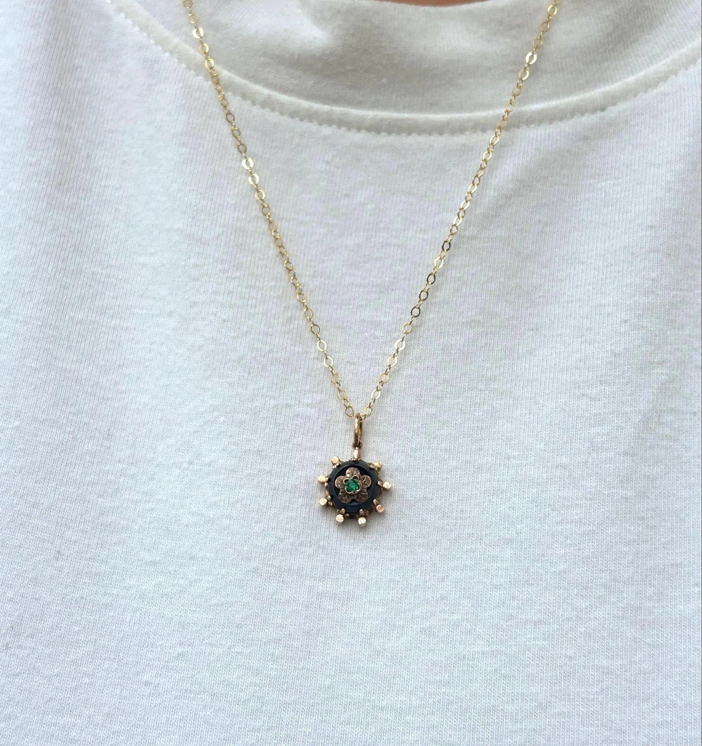 Pendentif Napoléon III en or 18 carats, onyx et émeraude