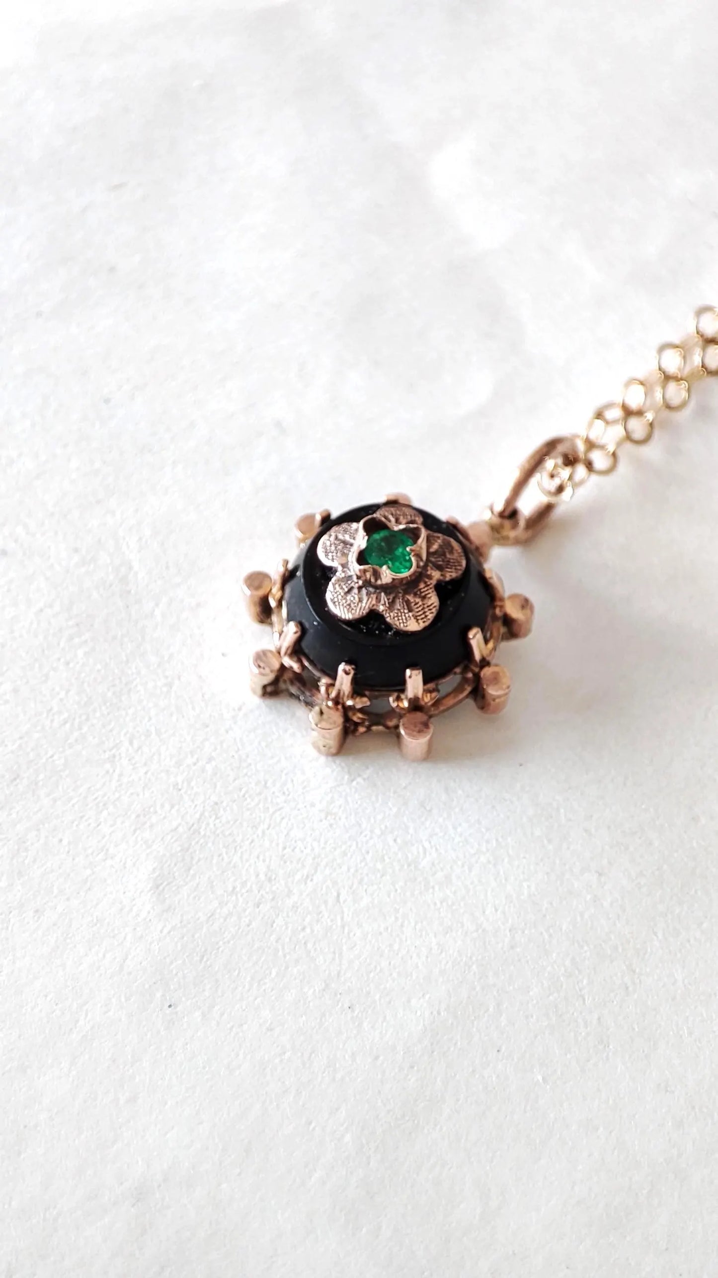 Pendentif Napoléon III en or 18 carats, onyx et émeraude
