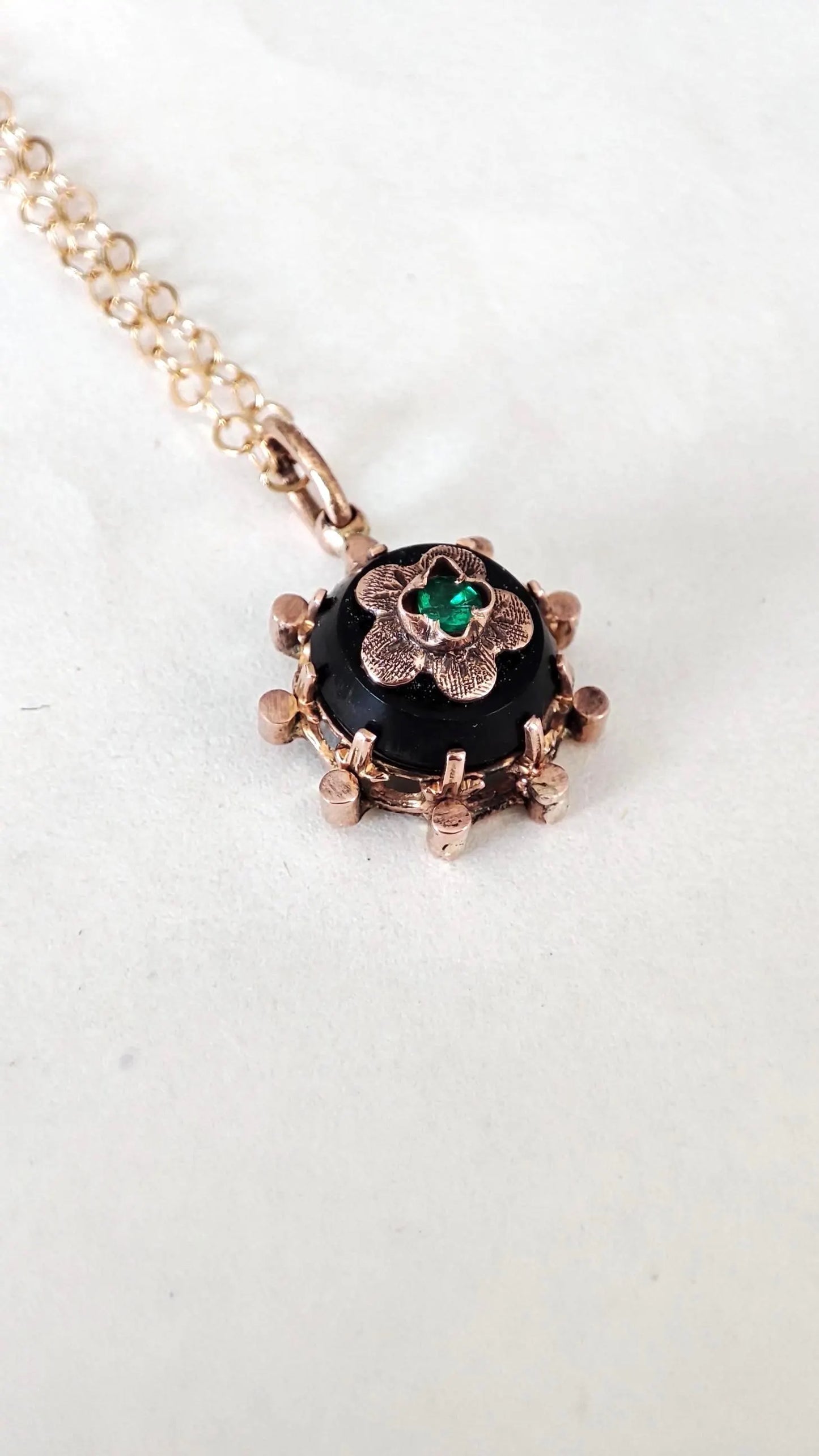 Pendentif Napoléon III en or 18 carats, onyx et émeraude