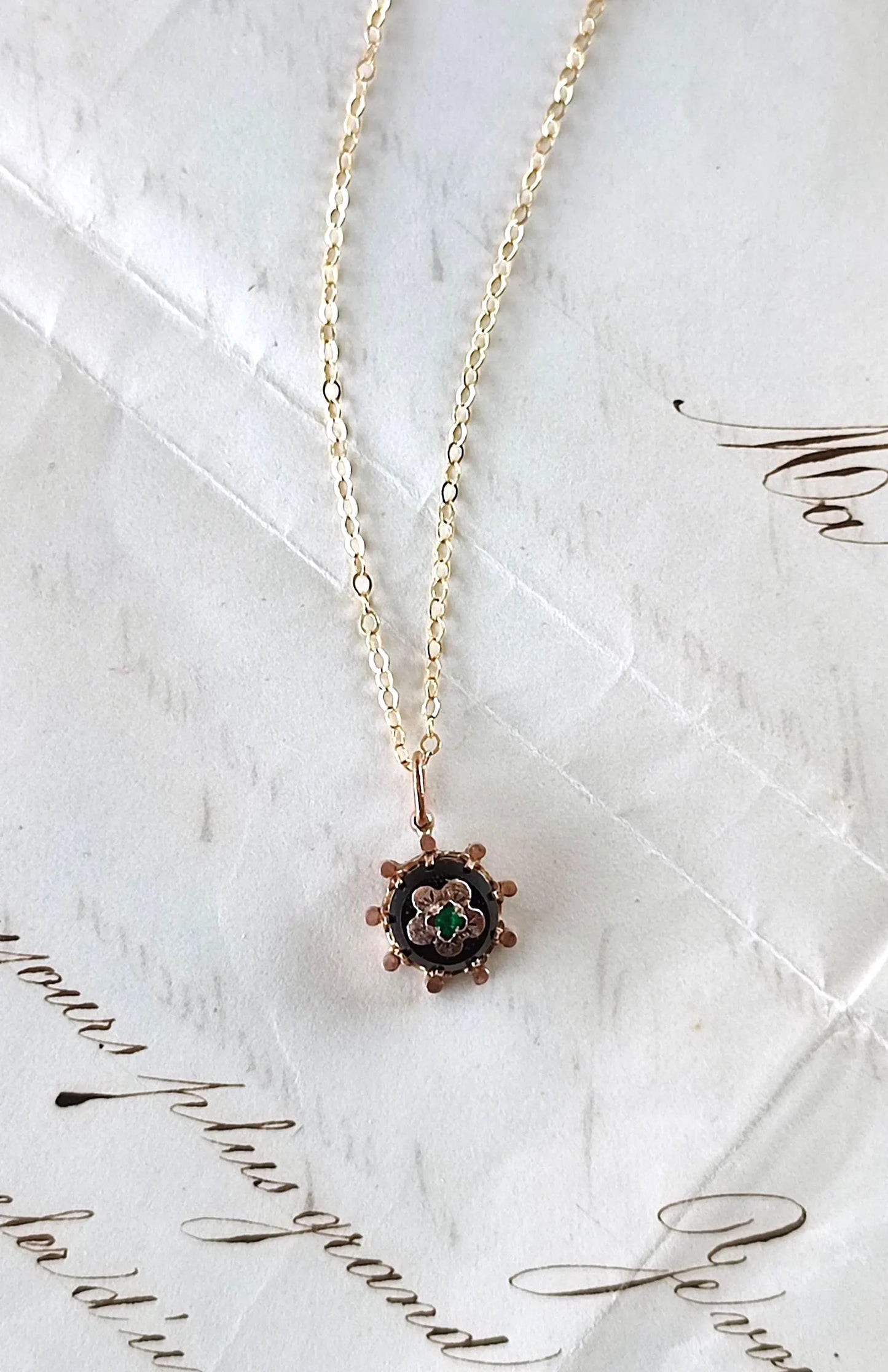 Pendentif Napoléon III en or 18 carats, onyx et émeraude