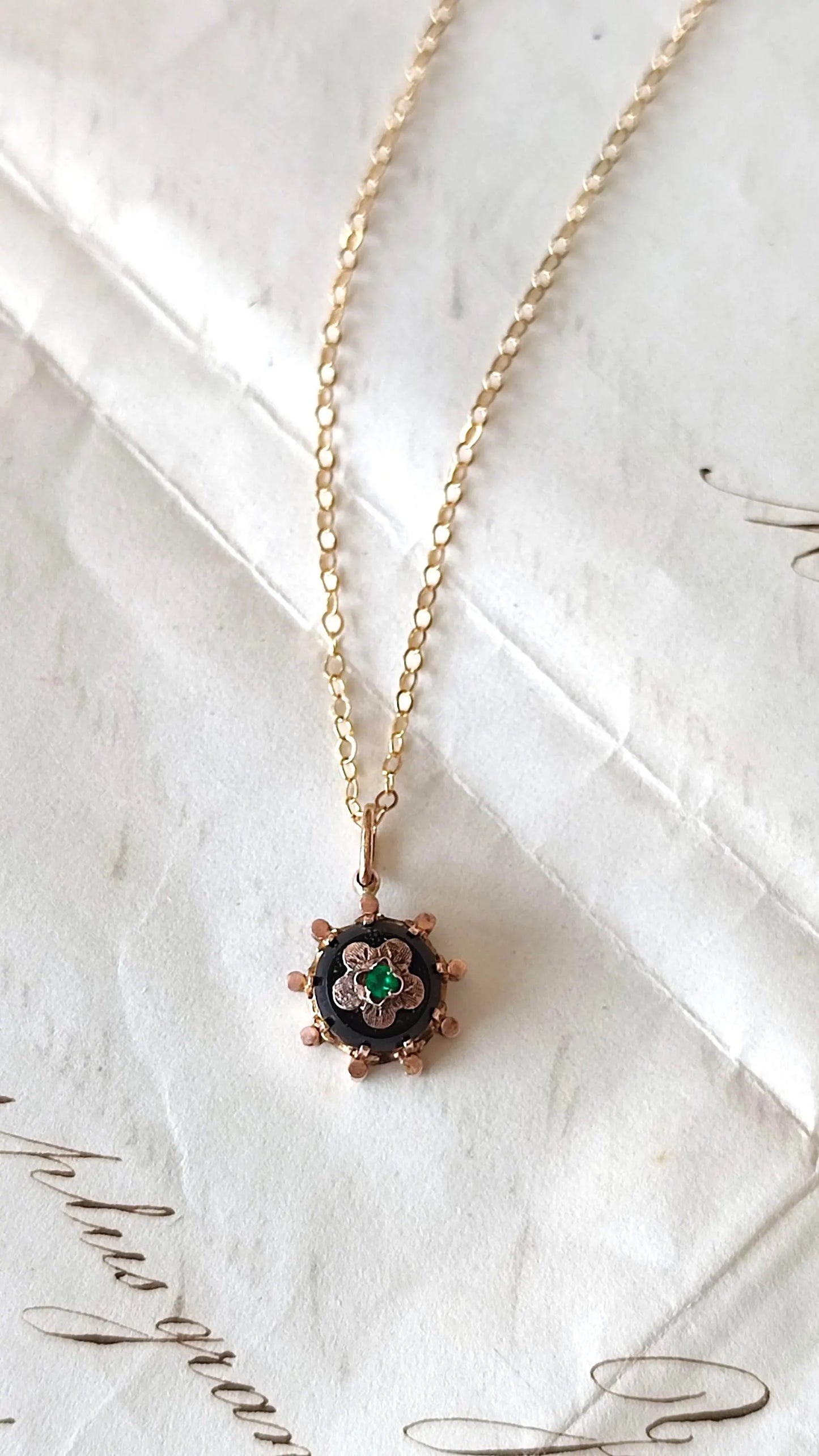Pendentif Napoléon III en or 18 carats, onyx et émeraude
