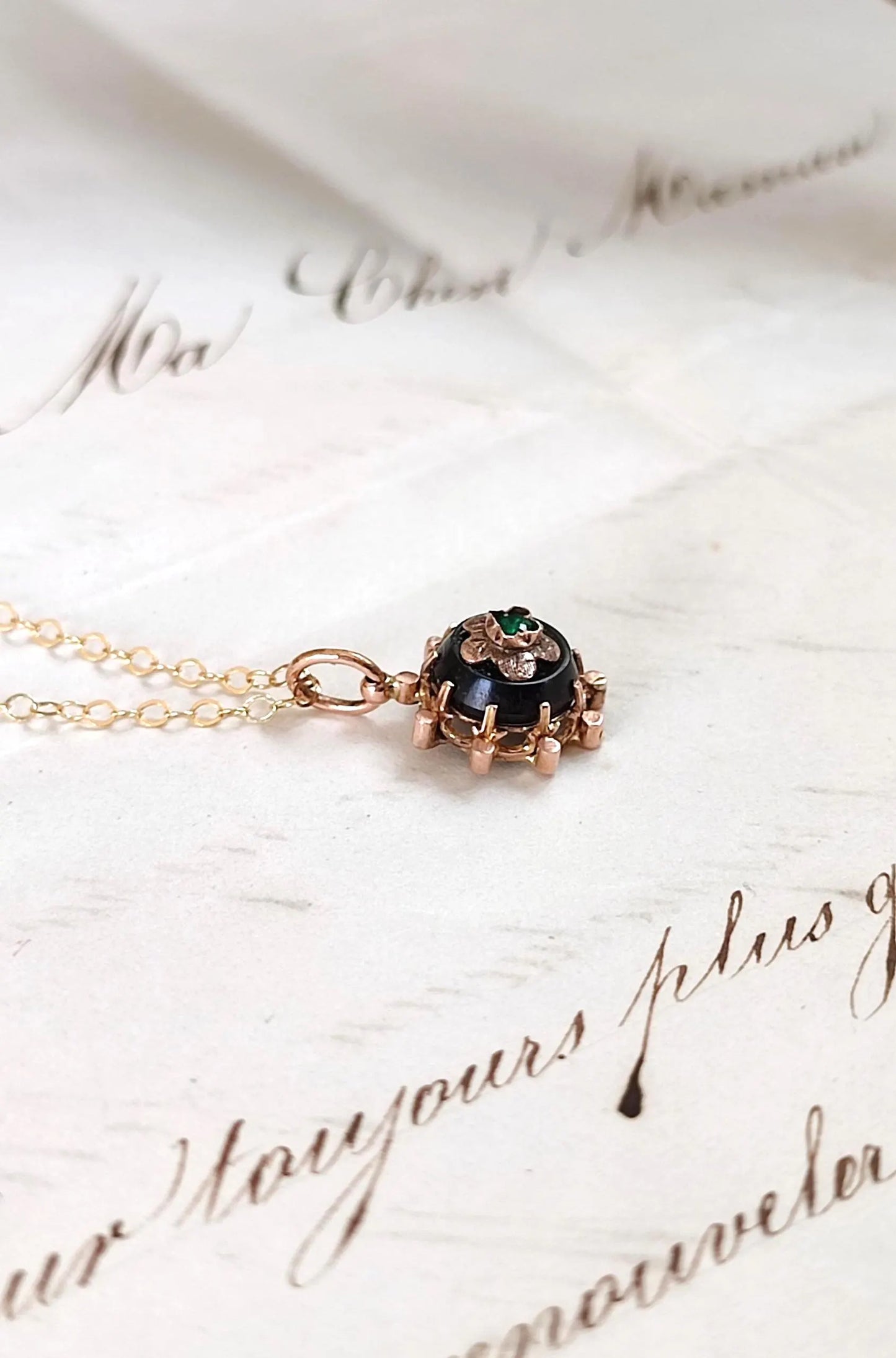 Pendentif Napoléon III en or 18 carats, onyx et émeraude