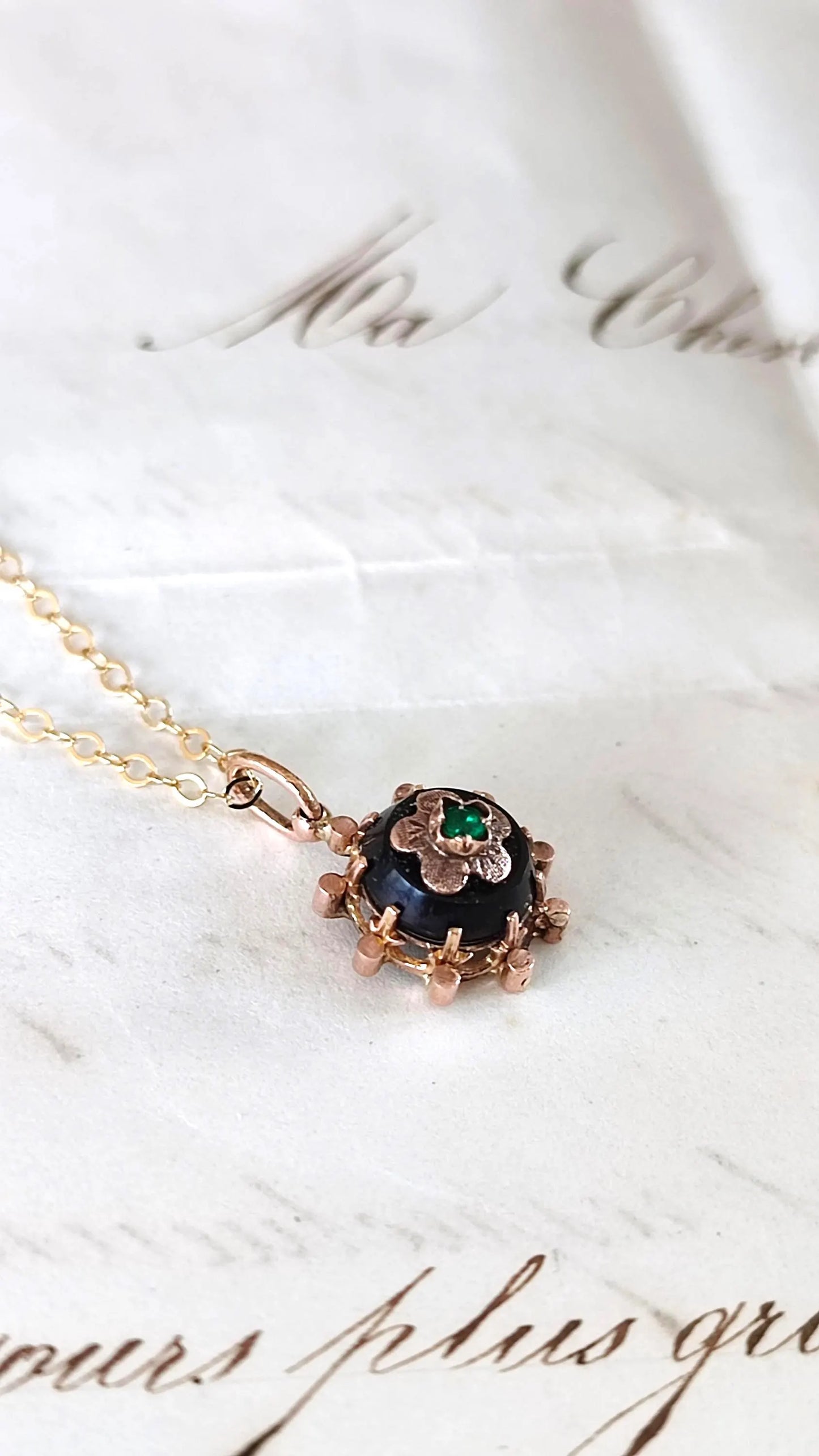 Pendentif Napoléon III en or 18 carats, onyx et émeraude