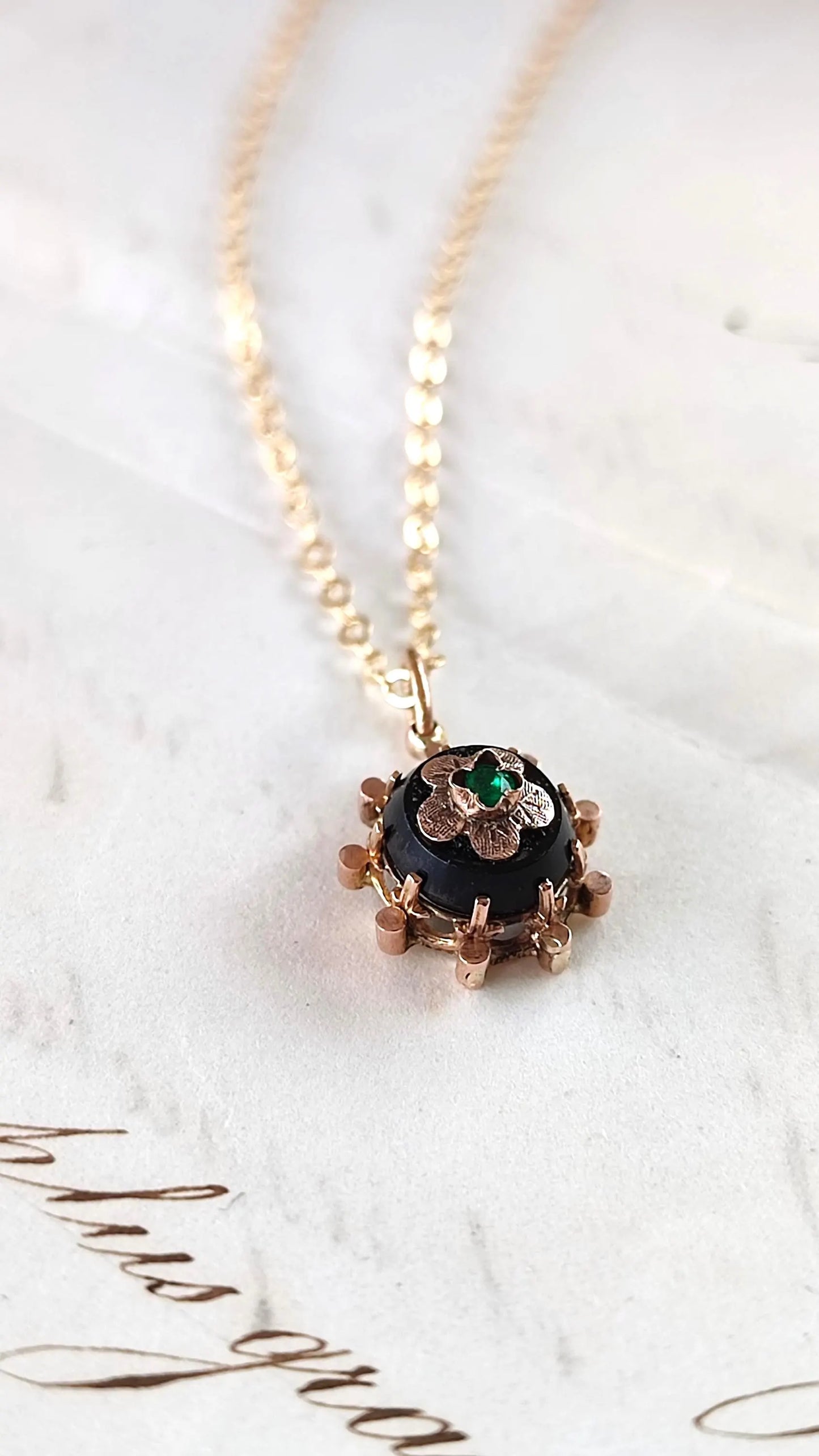 Pendentif Napoléon III en or 18 carats, onyx et émeraude