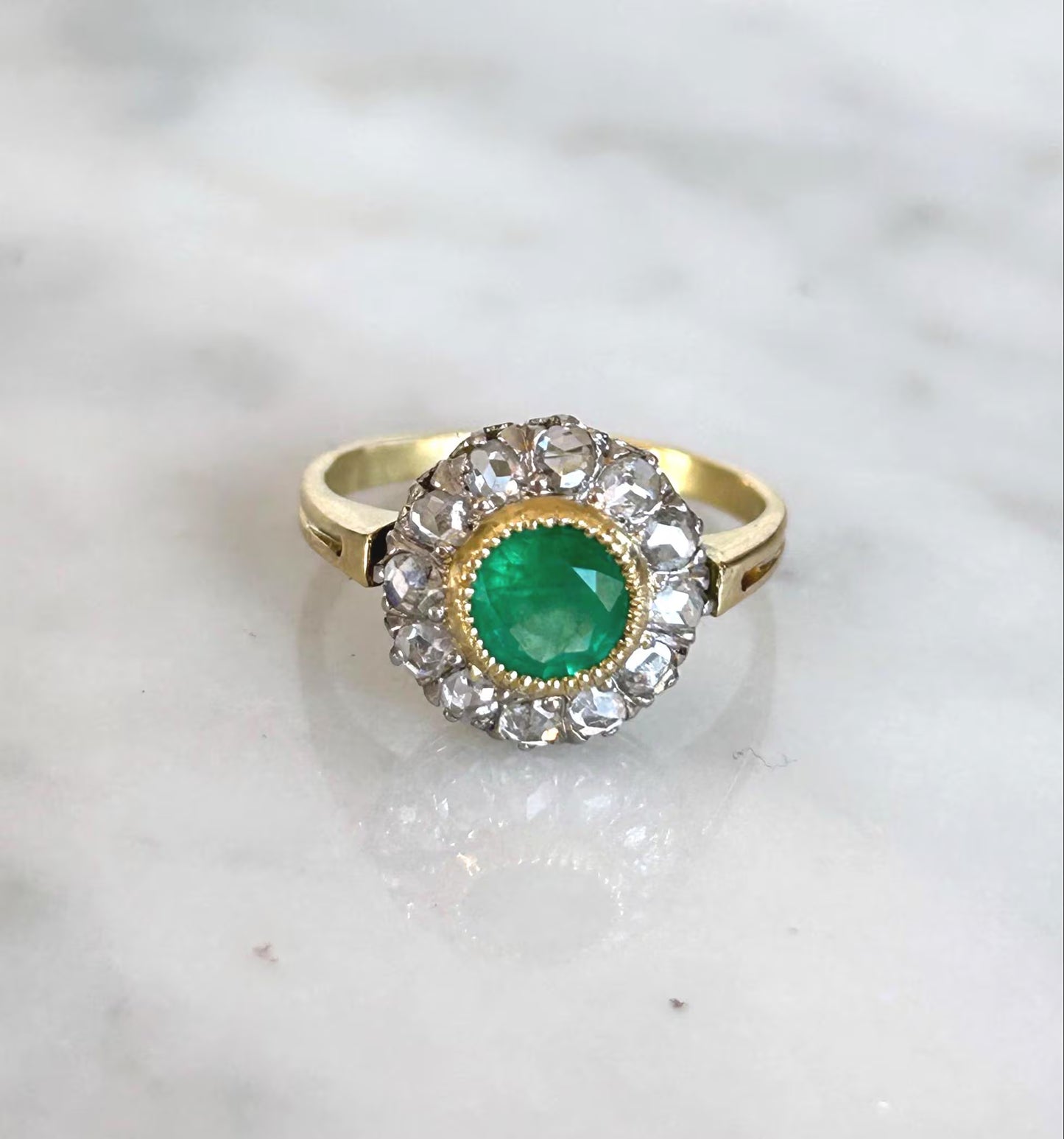 Bague ancienne Belle Époque or 18k et platine émeraude entourage diamants taille rose