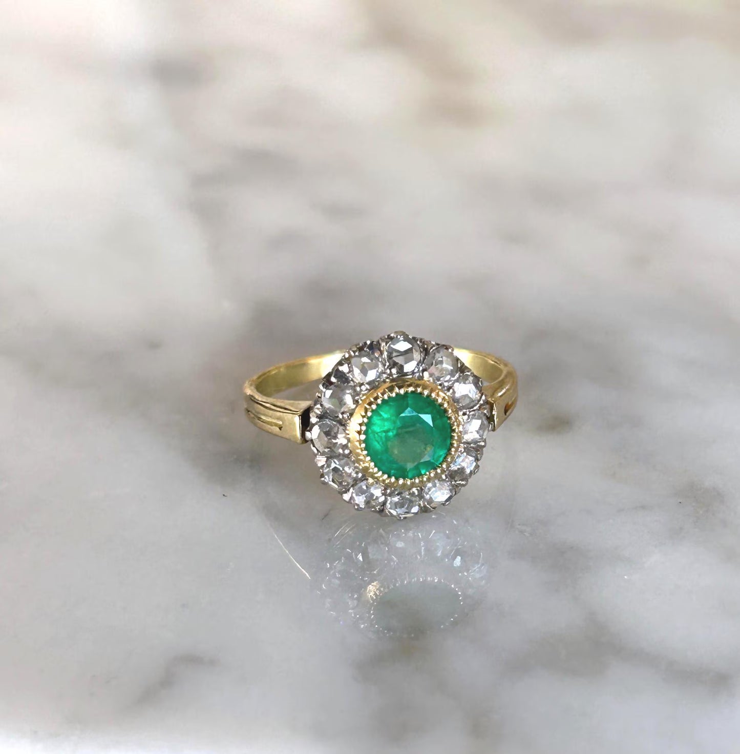 Bague ancienne Belle Époque or 18k et platine émeraude entourage diamants taille rose