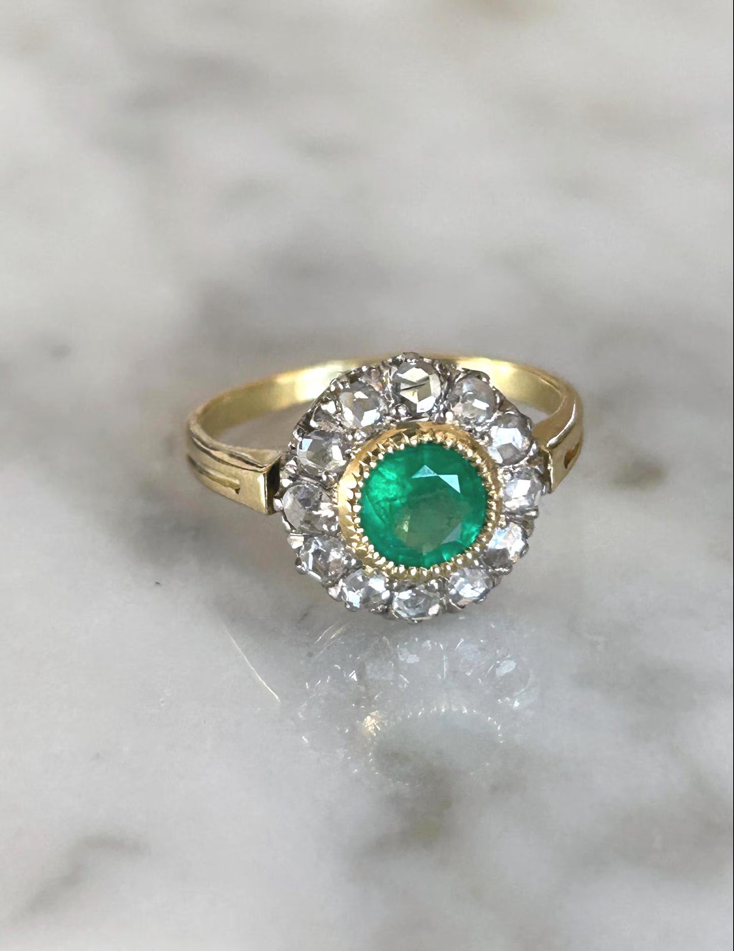 Bague ancienne Belle Époque or 18k et platine émeraude entourage diamants taille rose