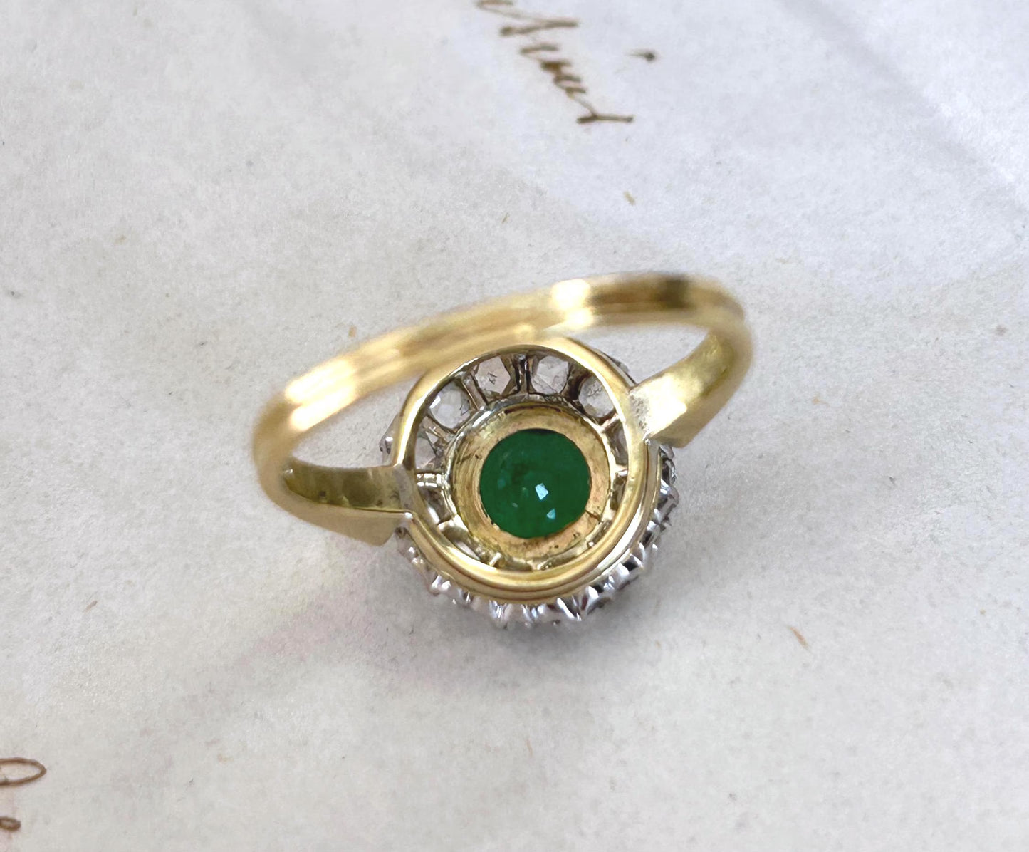 Bague ancienne Belle Époque or 18k et platine émeraude entourage diamants taille rose