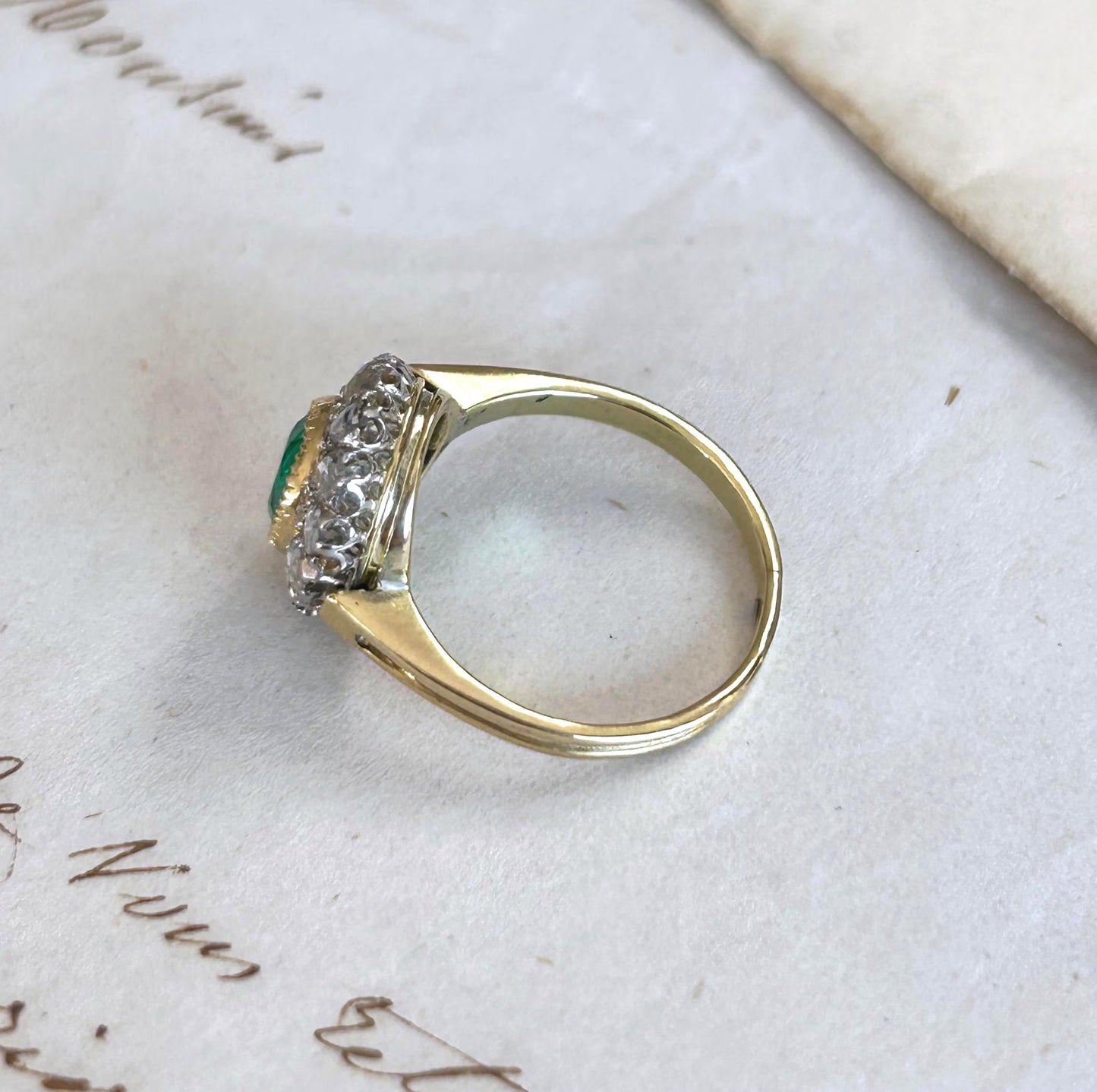 Bague ancienne Belle Époque or 18k et platine émeraude entourage diamants taille rose