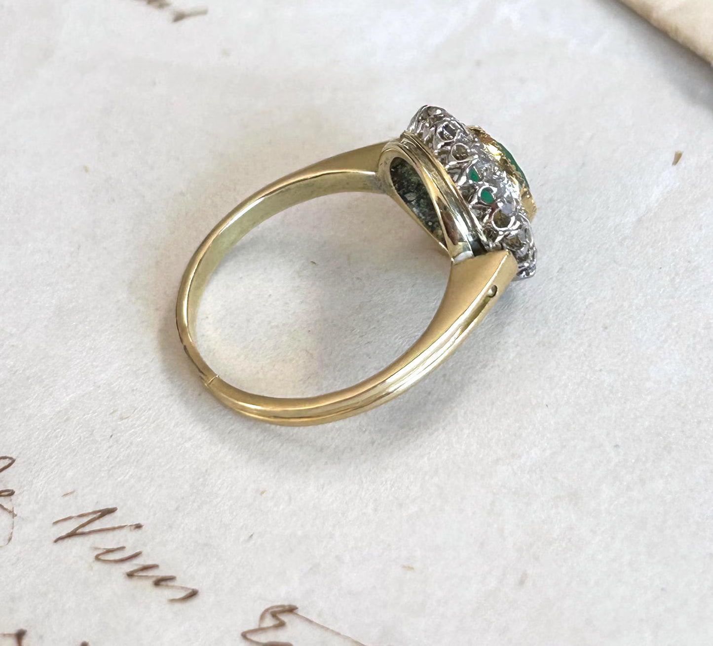 Bague ancienne Belle Époque or 18k et platine émeraude entourage diamants taille rose