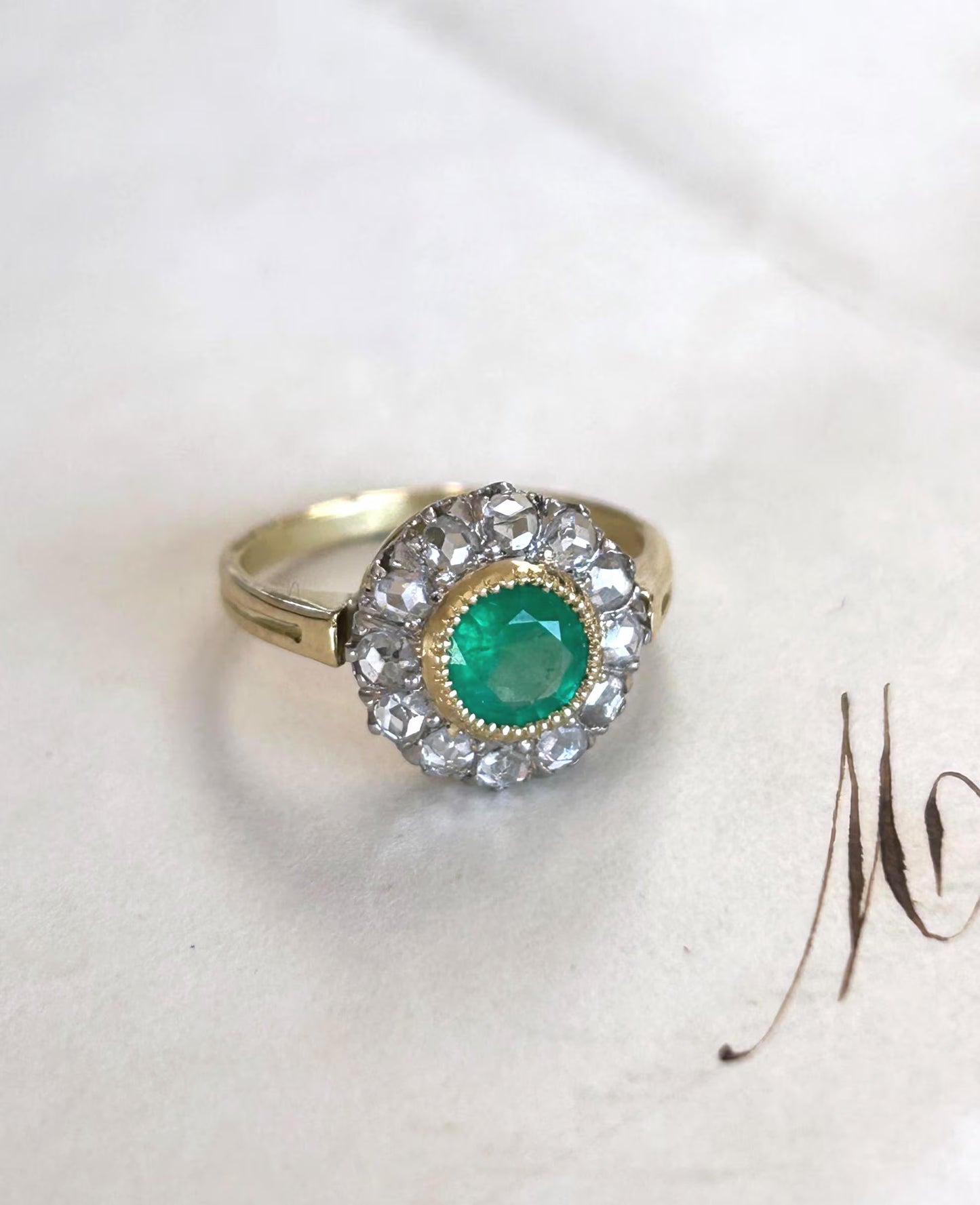 Bague ancienne Belle Époque or 18k et platine émeraude entourage diamants taille rose