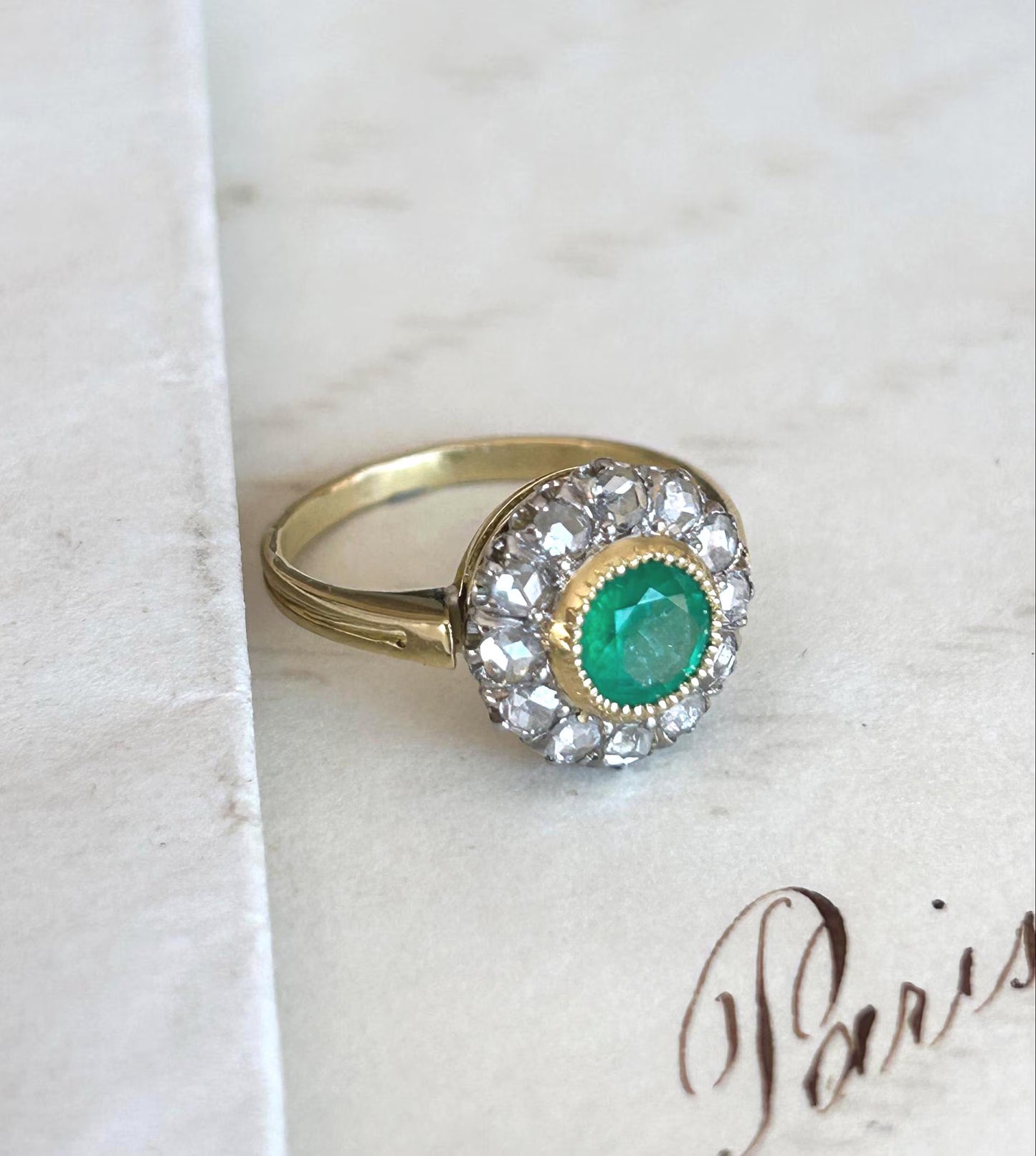 Bague ancienne Belle Époque or 18k et platine émeraude entourage diamants taille rose