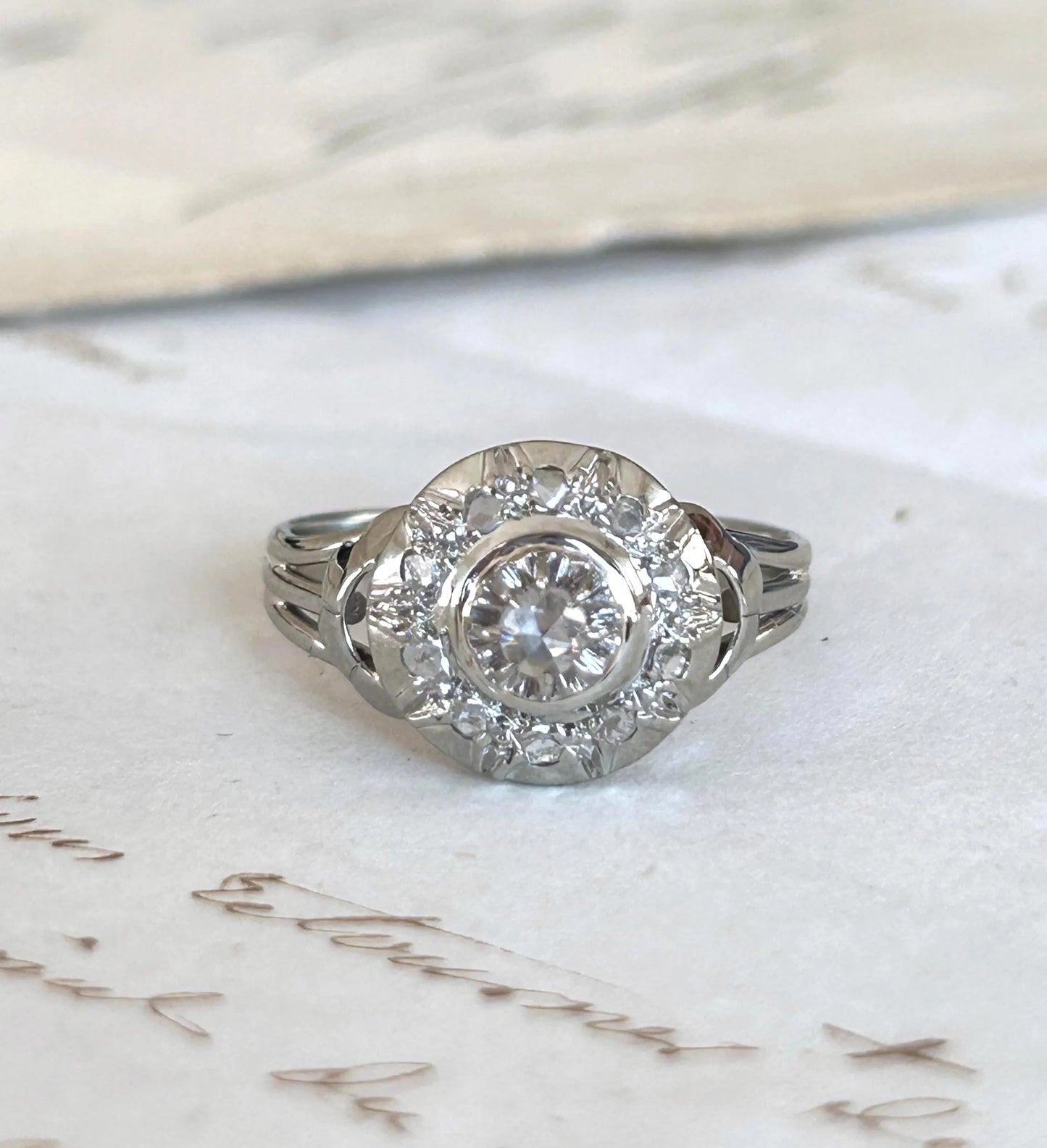 Bague ancienne diamant taille rose halo or gris 18k Art Déco