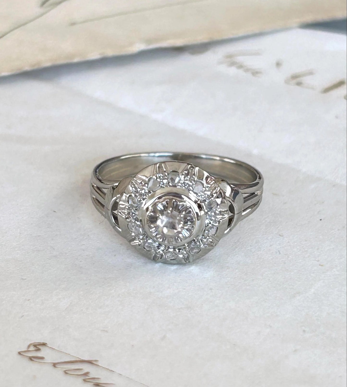 Bague ancienne diamant taille rose halo or gris 18k Art Déco