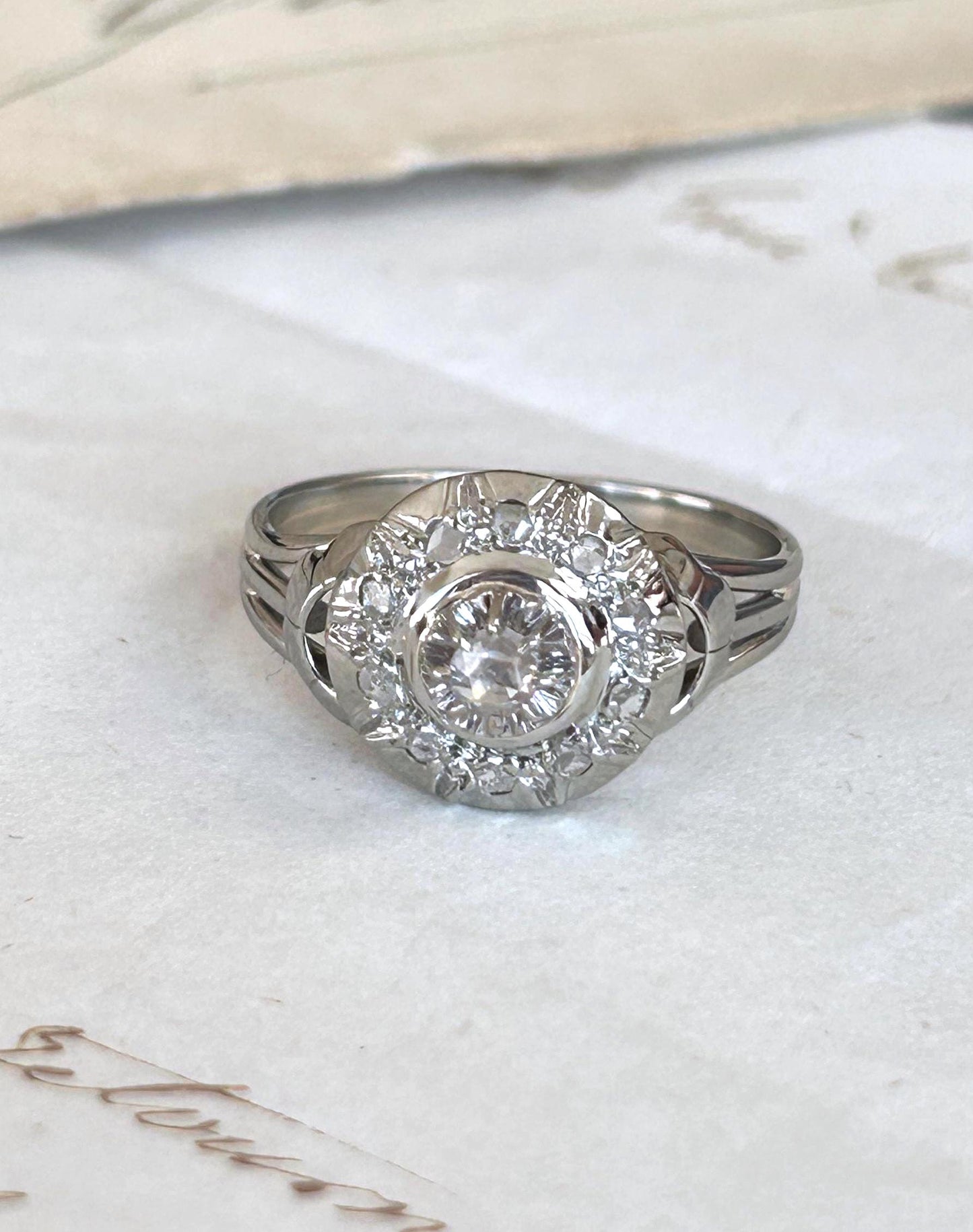 Bague ancienne diamant taille rose halo or gris 18k Art Déco