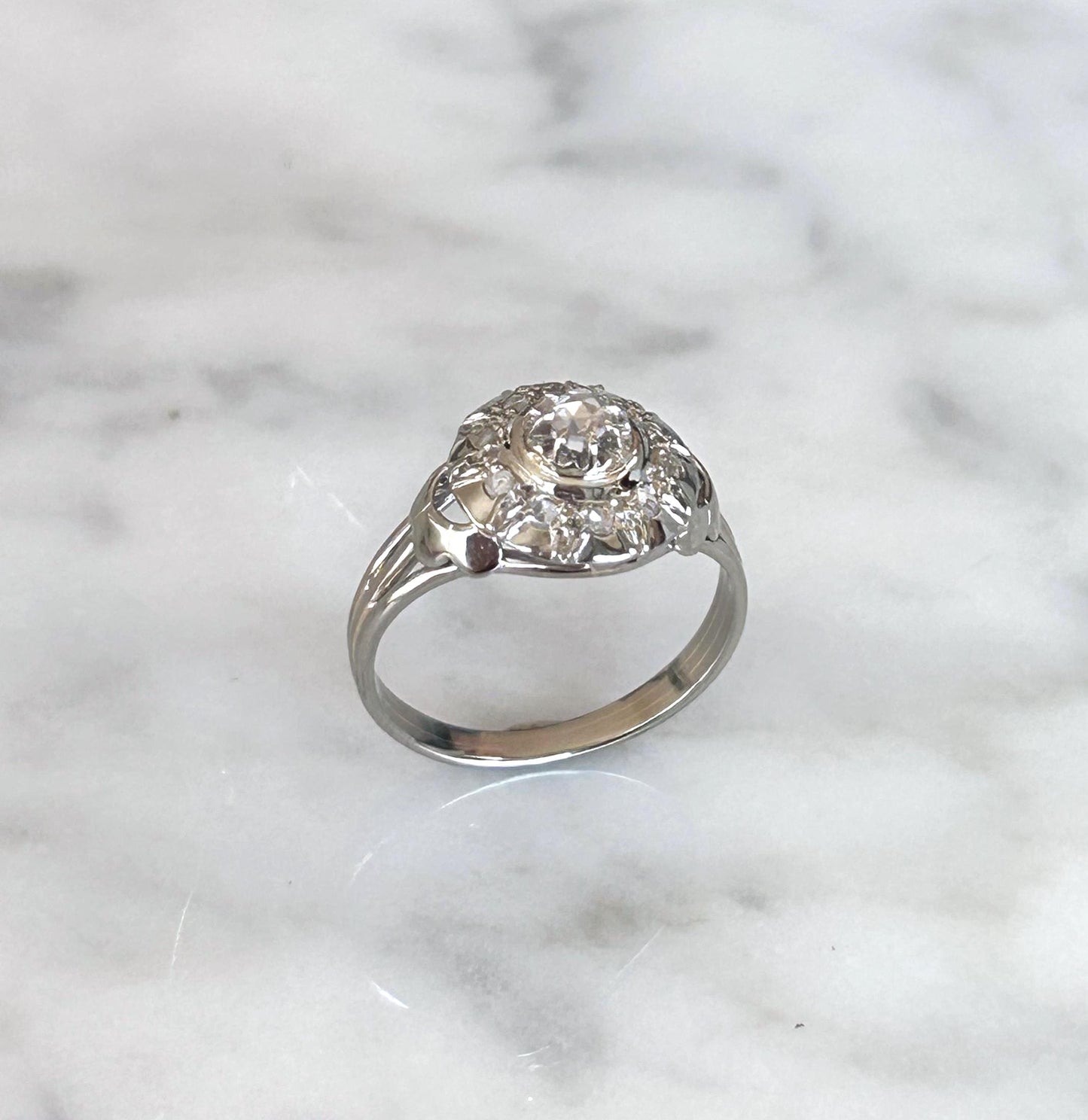 Bague ancienne diamant taille rose halo or gris 18k Art Déco