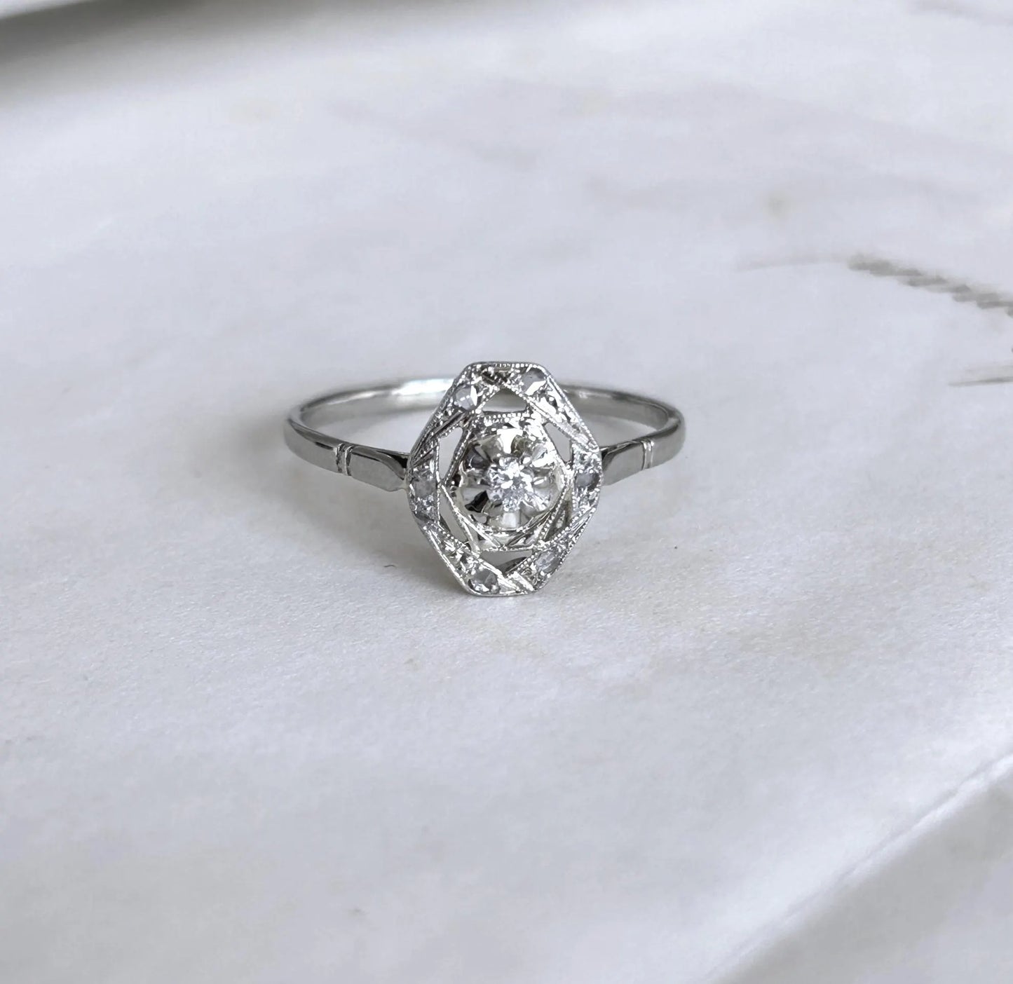 Bague ancienne diamant en platine et or blanc 18k, Art Déco française ajourée