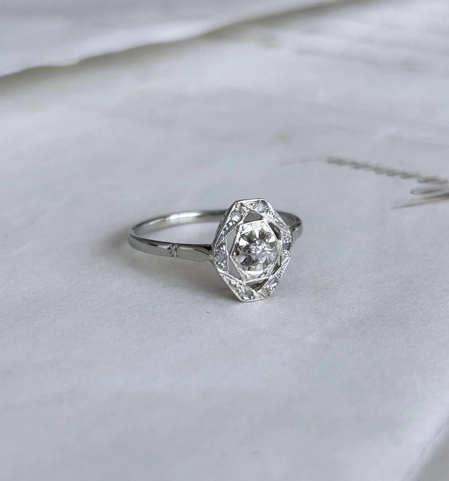 Bague ancienne diamant en platine et or blanc 18k, Art Déco française ajourée