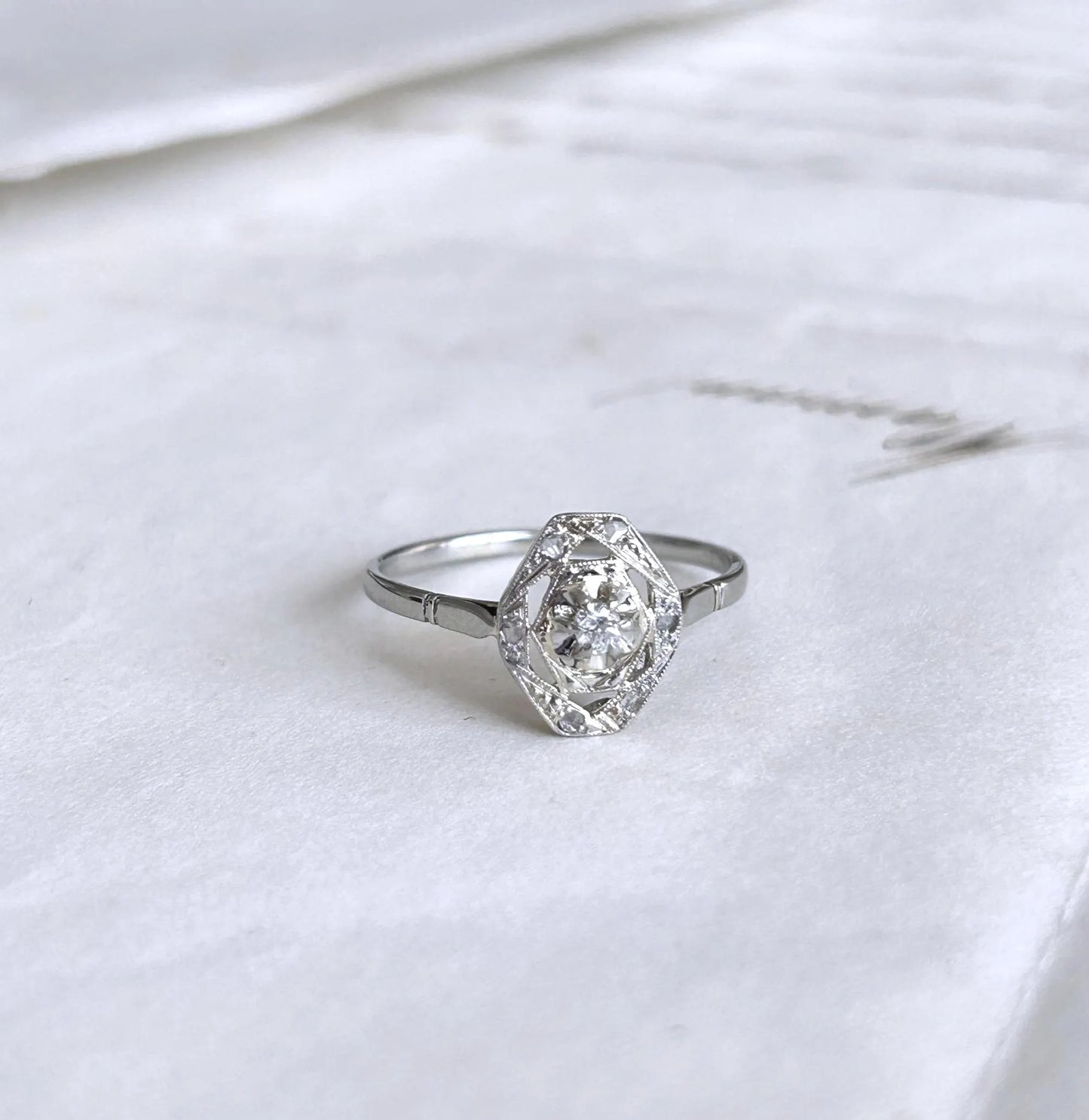 Bague ancienne diamant en platine et or blanc 18k, Art Déco française ajourée