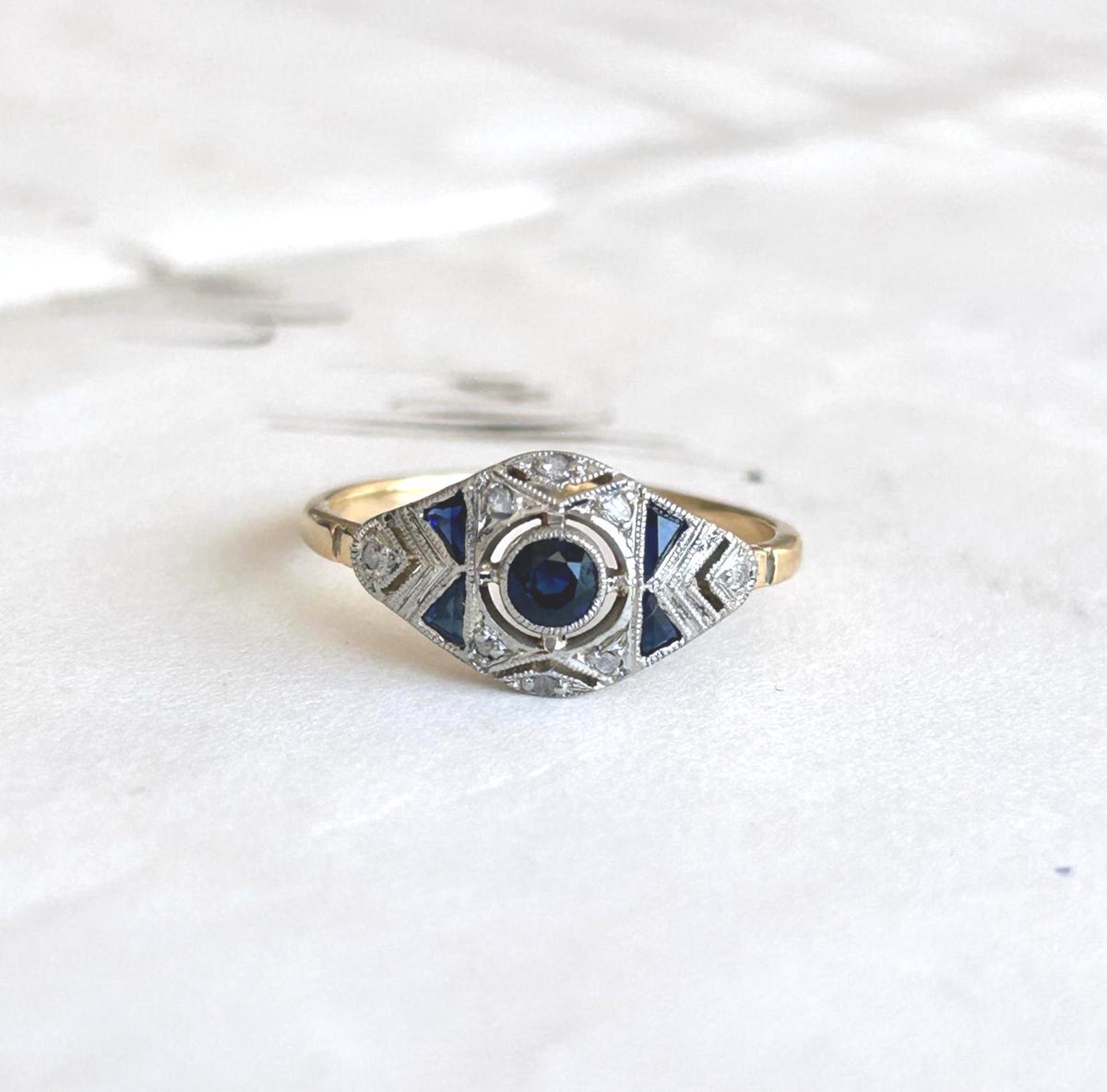 Bague Art Déco or 18k saphirs calibrés et éclats de diamants années 1930