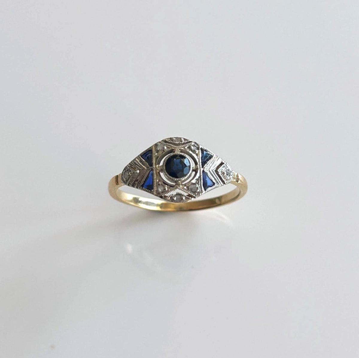 Bague Art Déco or 18k saphirs calibrés et éclats de diamants années 1930