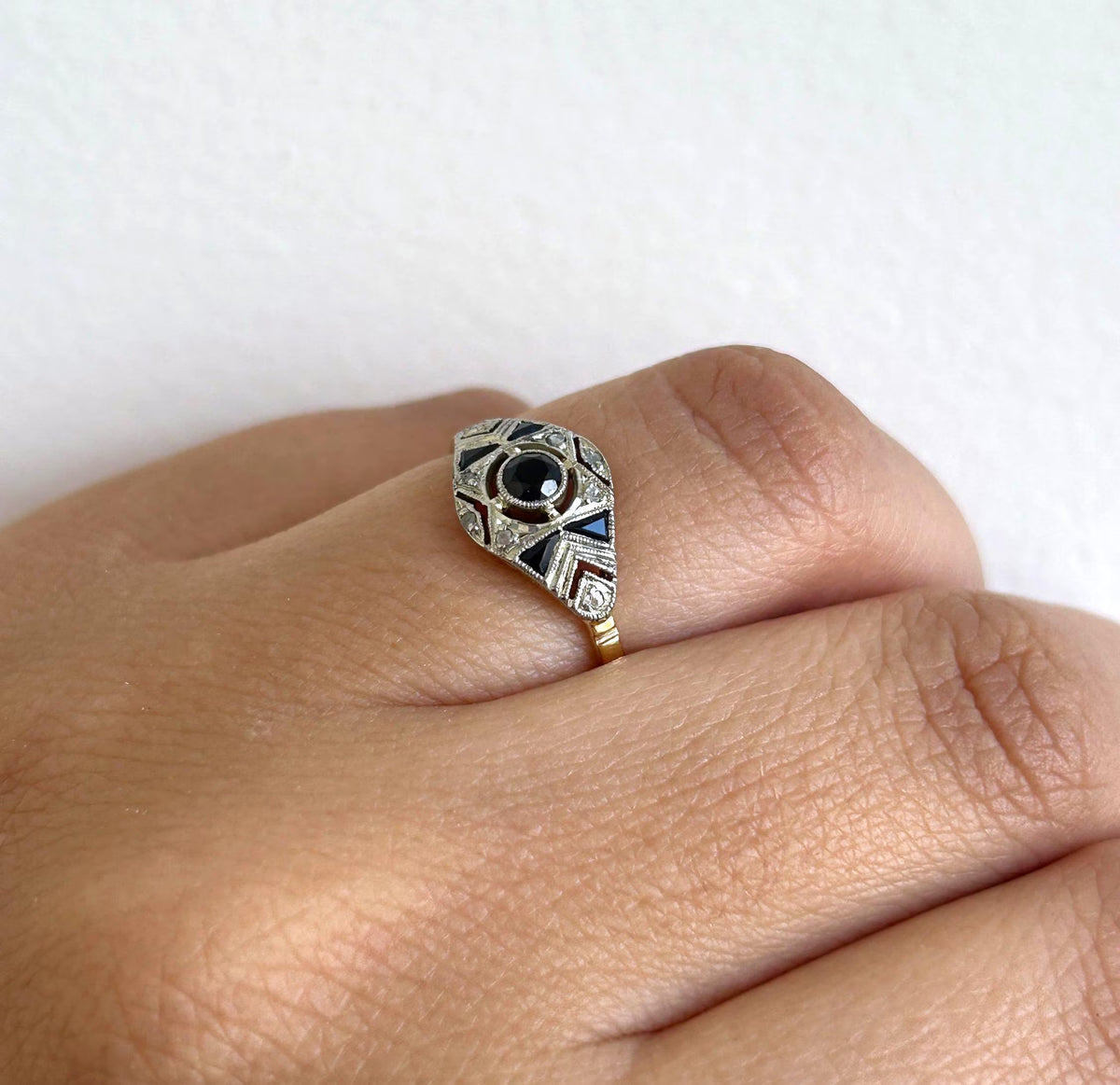 Bague Art Déco or 18k saphirs calibrés et éclats de diamants années 1930
