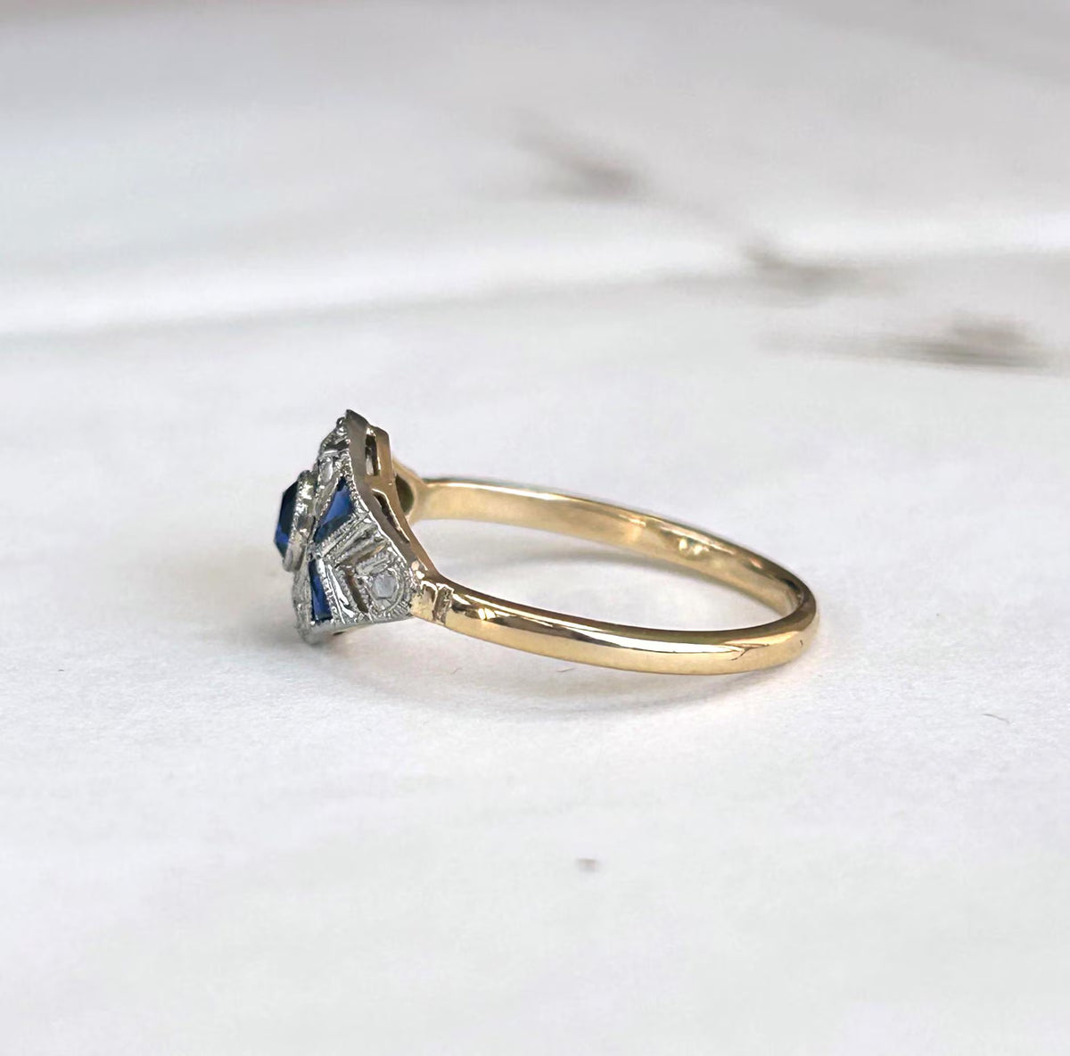 Bague Art Déco or 18k saphirs calibrés et éclats de diamants années 1930